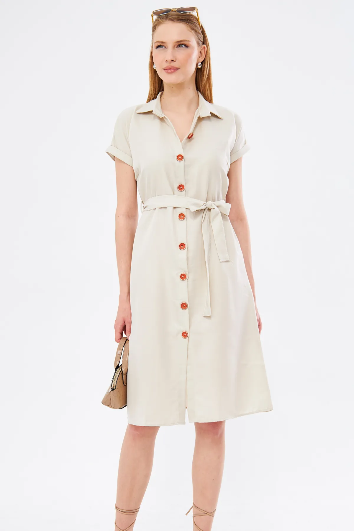 armonika  Ecrufarbenes, kurzärmliges Hemdblusenkleid mit Taillengürtel für Damen ARM-19Y001068
