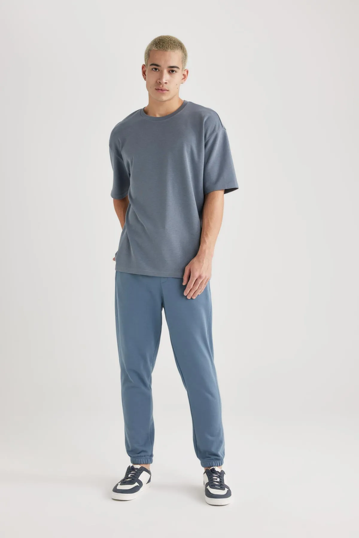 DeFacto  Kurzarm-Basic-T-Shirt aus schwerem Stoff mit Rundhalsausschnitt in Oversize-Passform X3926az24sp