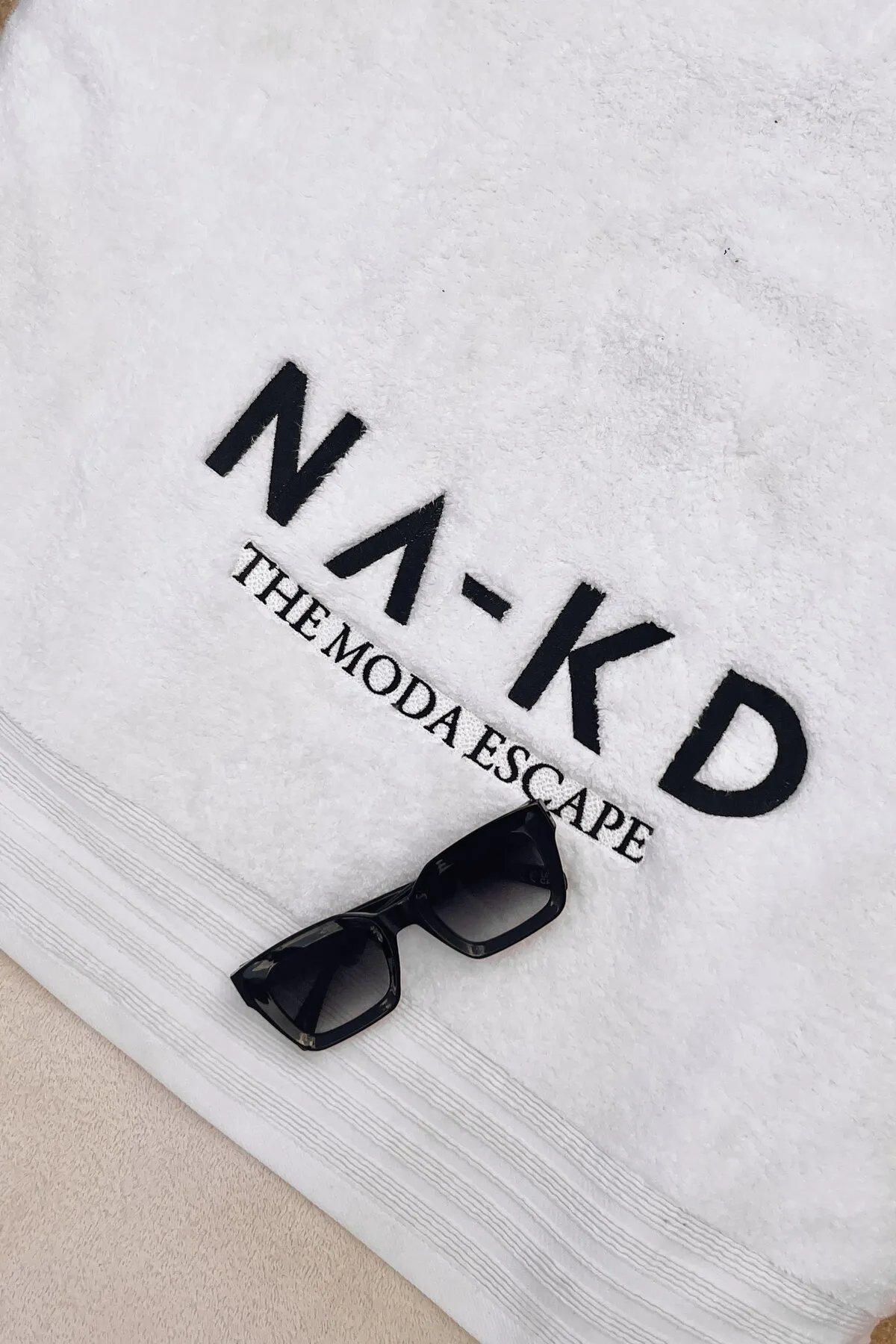 NA-KD  Eckige Sonnenbrille mit scharfer Kante
