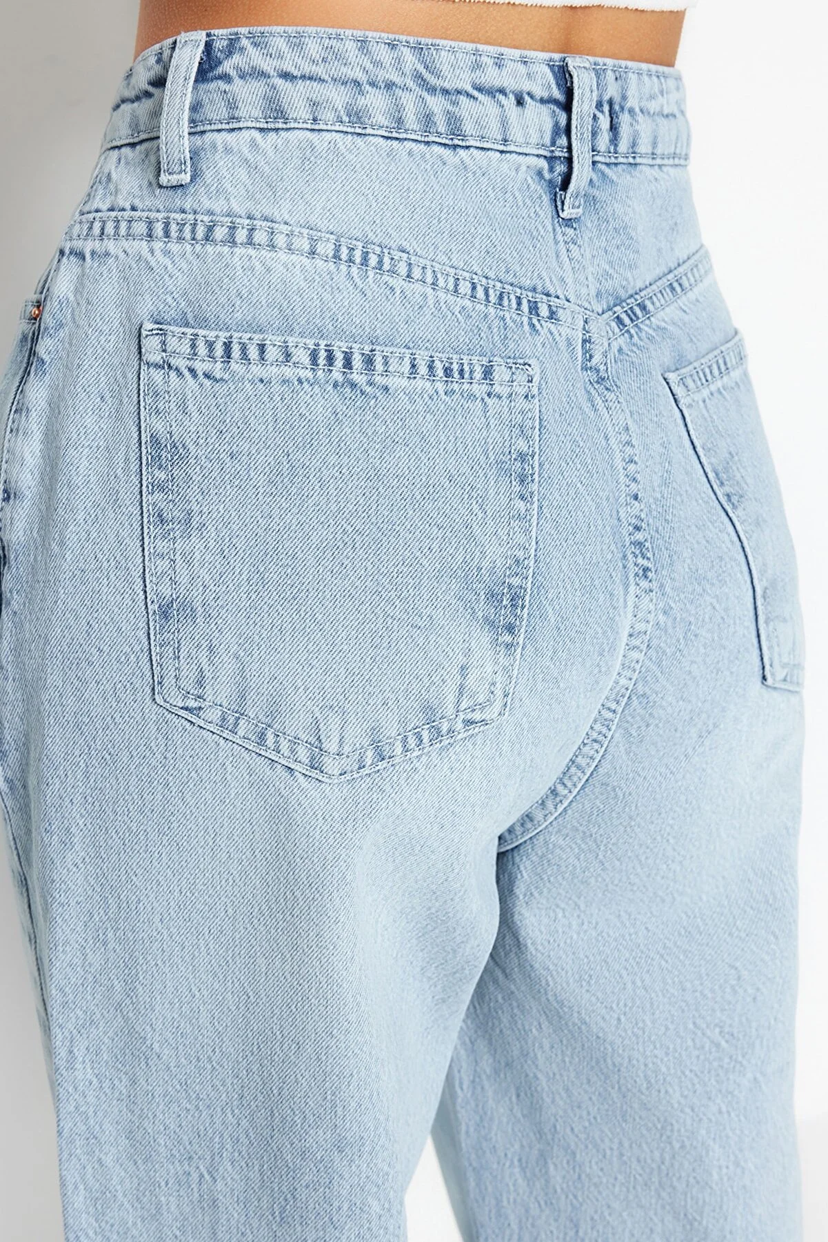 Trendyol Collection  Blaue gerade Jeans mit hoher Taille TWOSS22JE0242