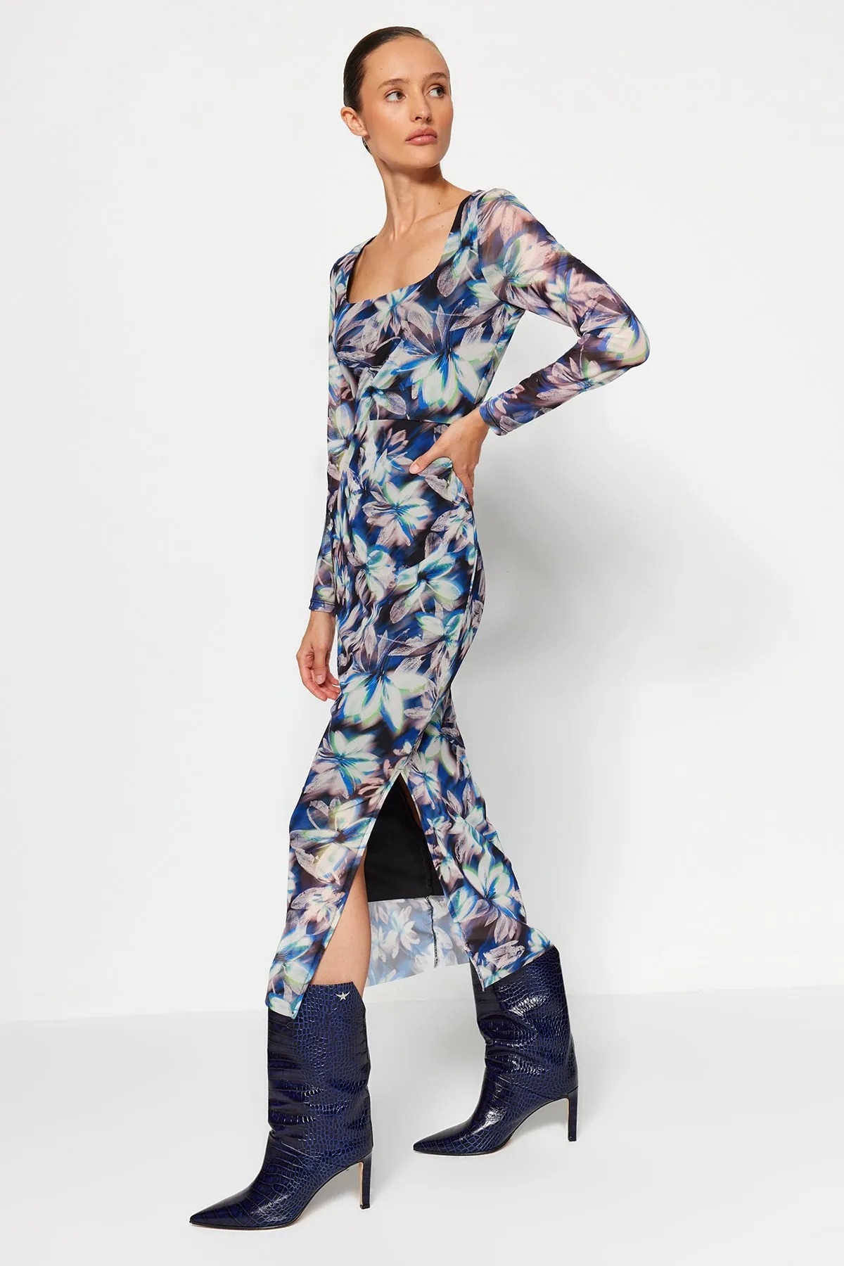Trendyol Collection  Mehrfarbiges, figurbetontes, langärmliges, dehnbares Maxi-Strickkleid mit Tüll und Blumenmuster und quadratischem Ausschnitt TWOAW24EL00291