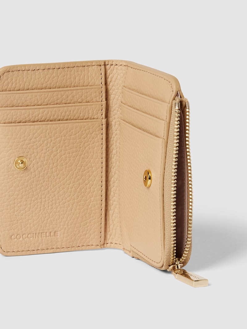 Portemonnaie mit Label-Applikation Modell 'METALLIC SOFT MW5' in beige
