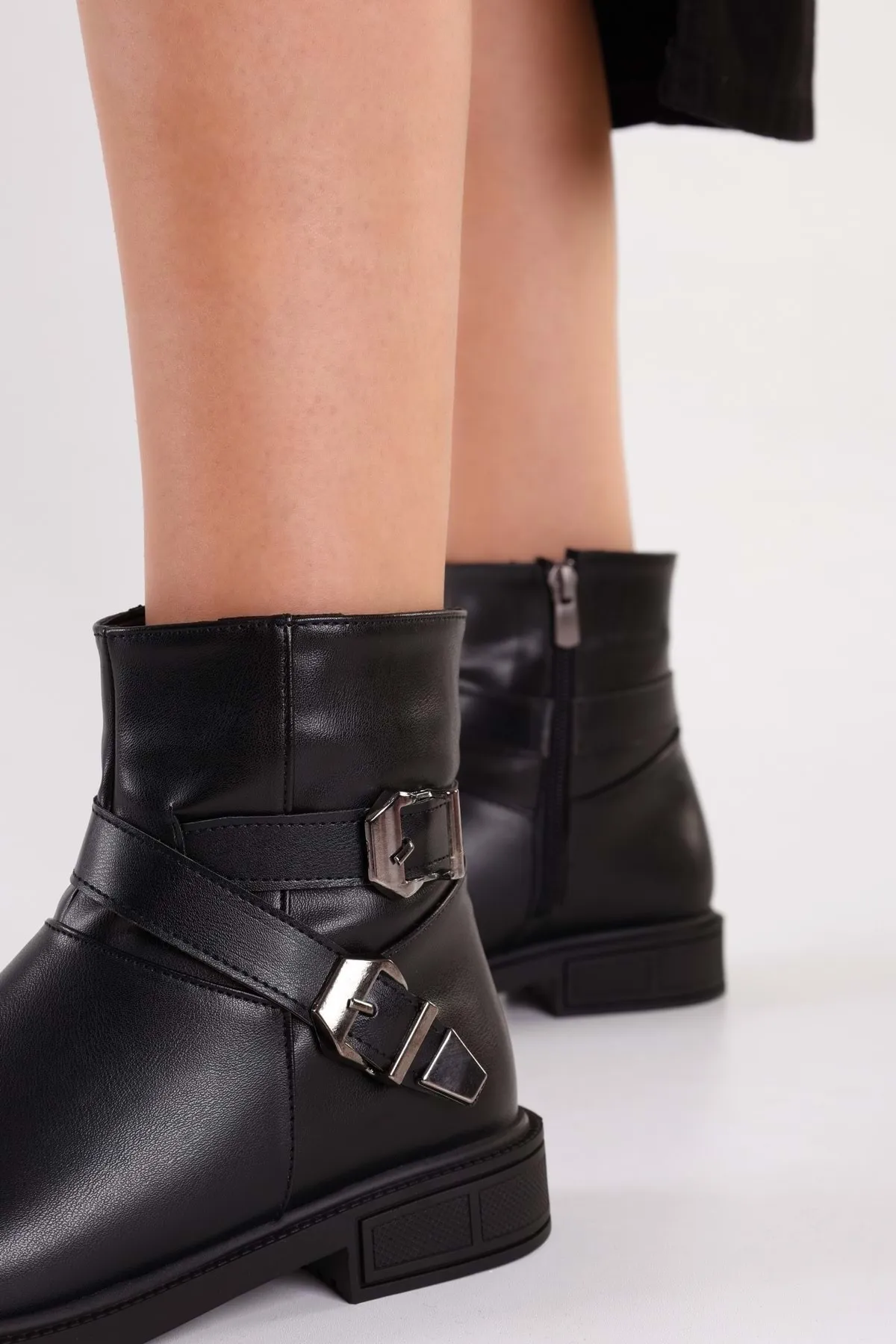 Shoeberry  Damen Sukie Black Skin Buckle Stiefel mit flachem Absatz Black Skin