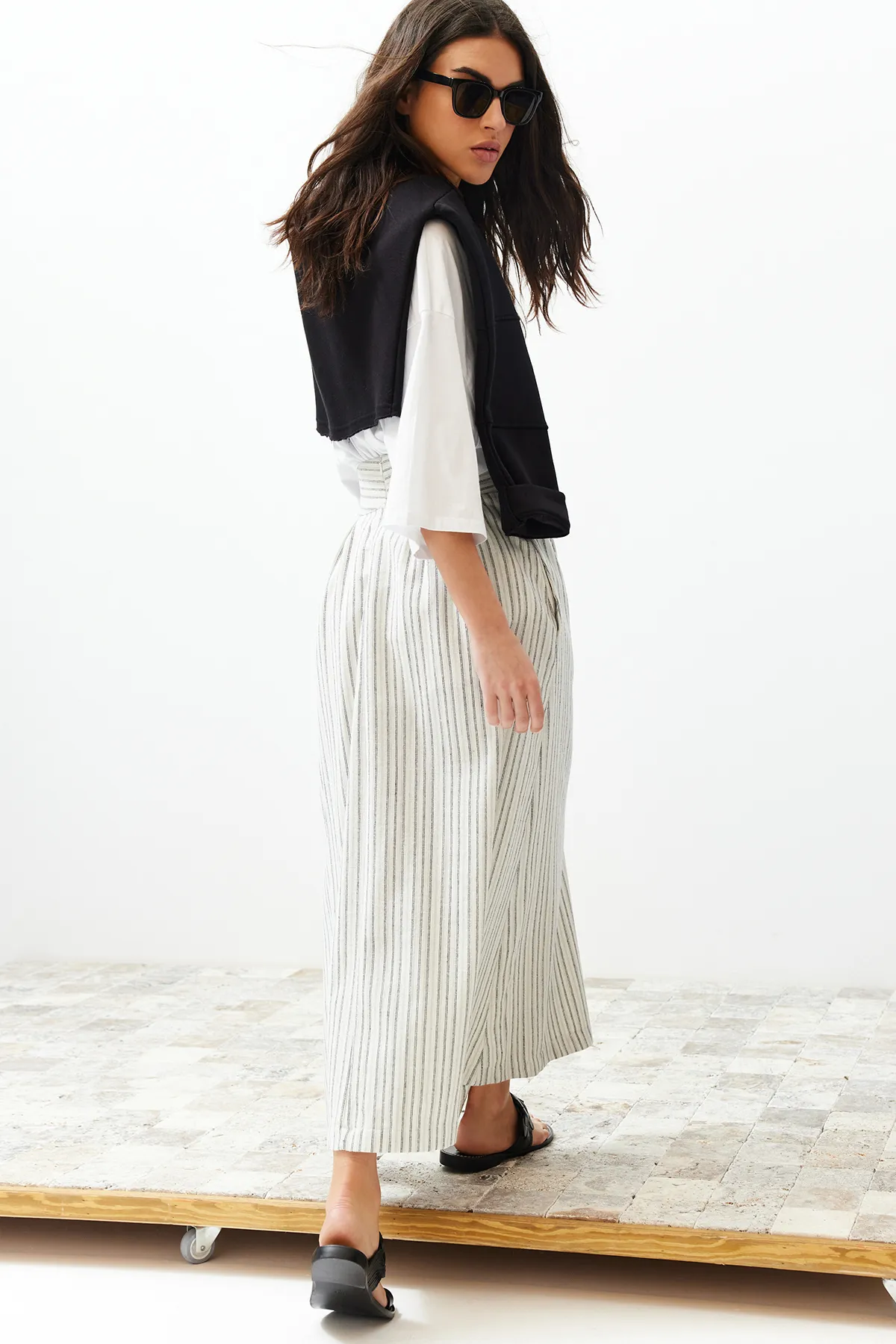 Trendyol Modest  Ecru gestreifter, gewebter Rock in Leinenoptik mit Taschendetail TCTSS24EE00007