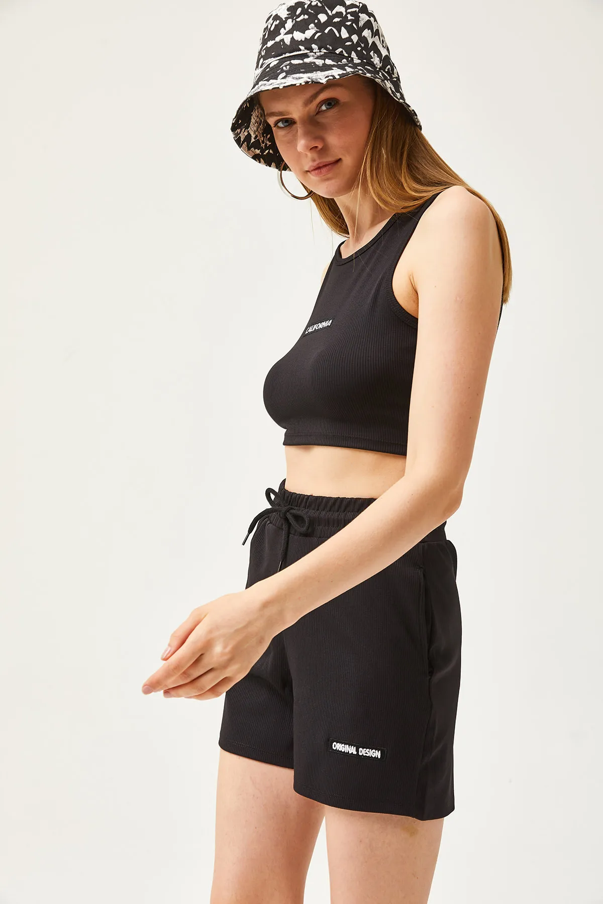 Olalook  Schwarzer bestickter Lycra-Shorts-Anzug für Damen TKM-19000275