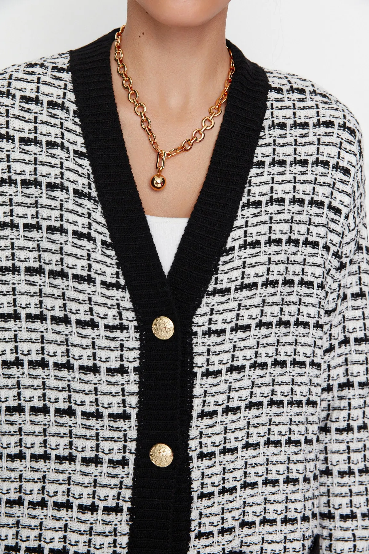 Trendyol Collection  Schwarzer, glitzernder Strickcardigan in Tweed-Optik mit weiter Passform TWOAW21HI0250