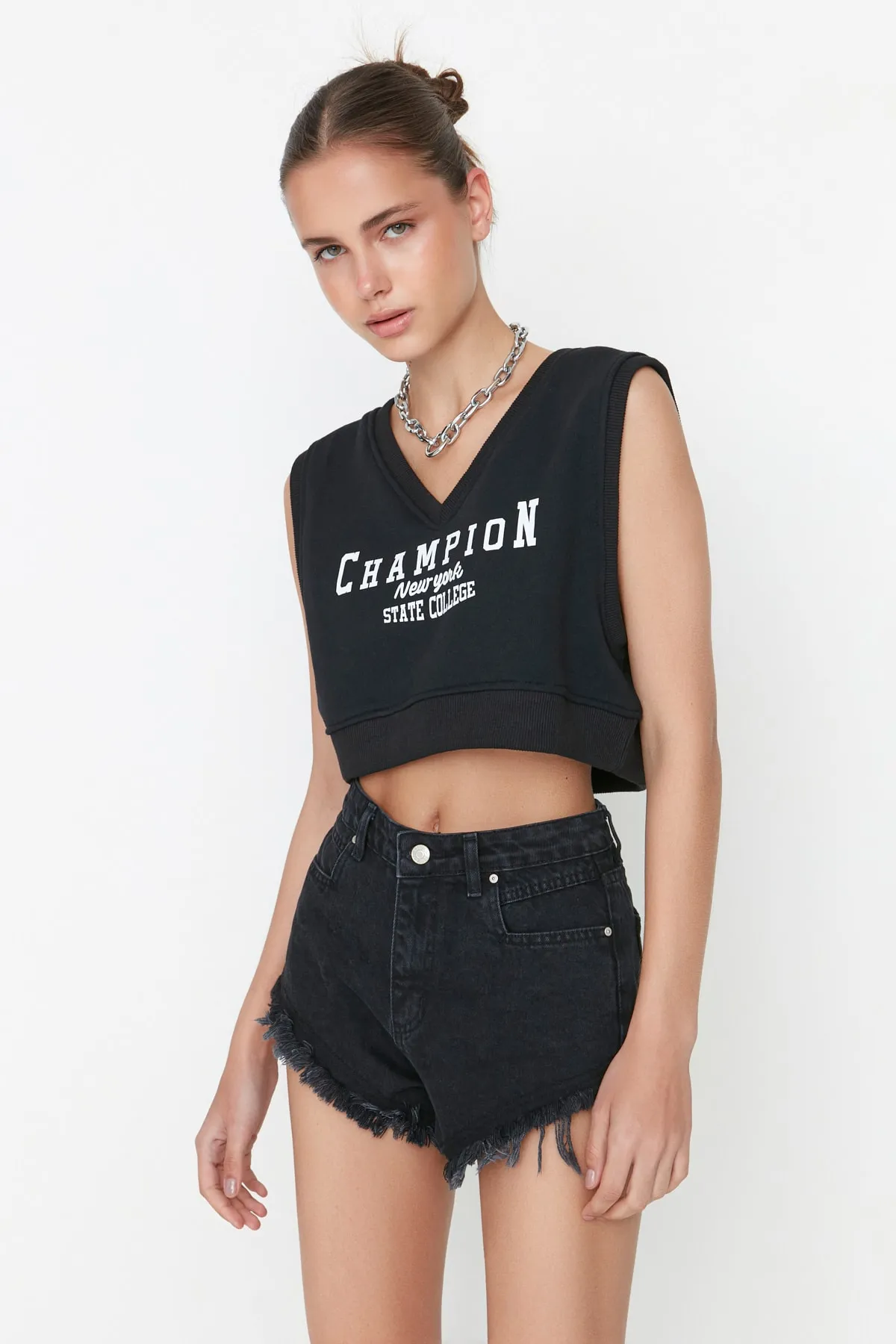 Trendyol Collection  Schwarze Jeansshorts mit zerrissenem Detail und hoher Taille TWOSS22SR00152