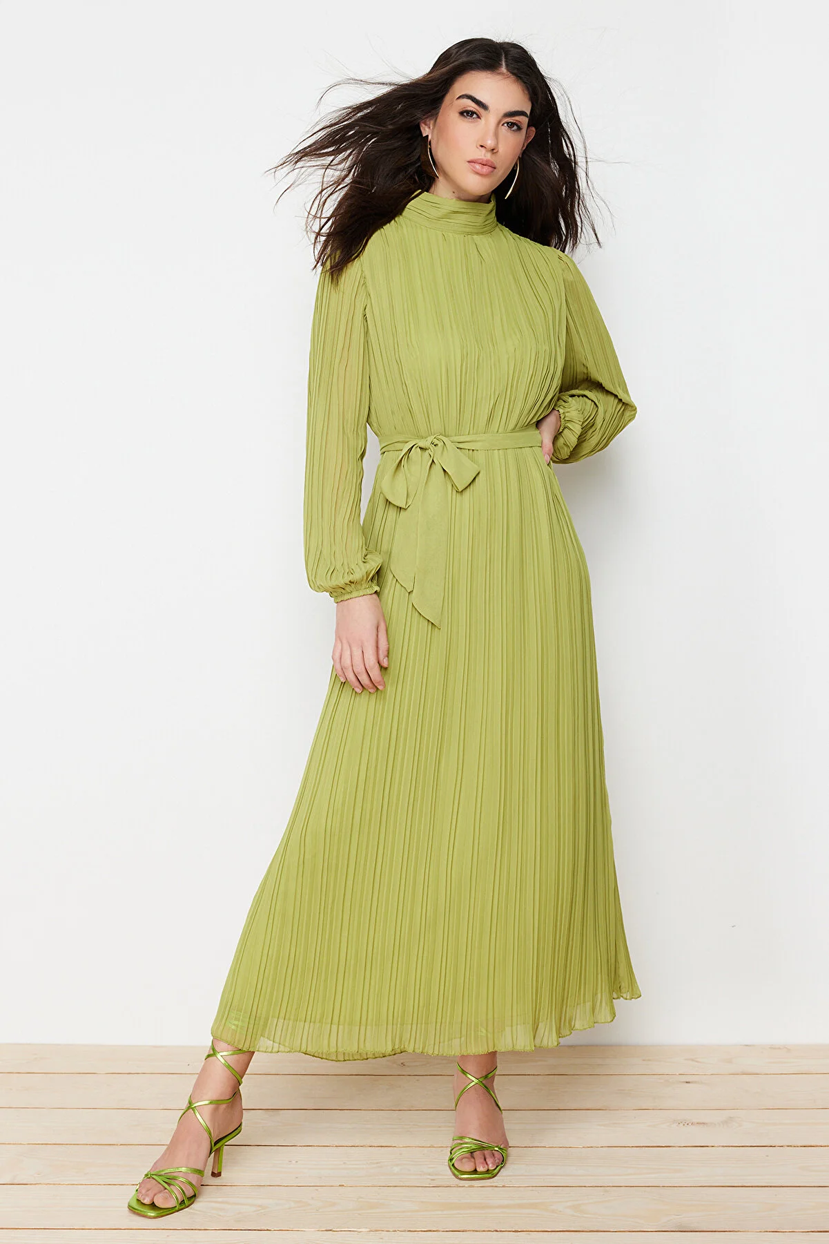 Trendyol Modest  Ölgrünes, plissiertes, gewebtes, gefüttertes Chiffonkleid TCTSS24DB00040