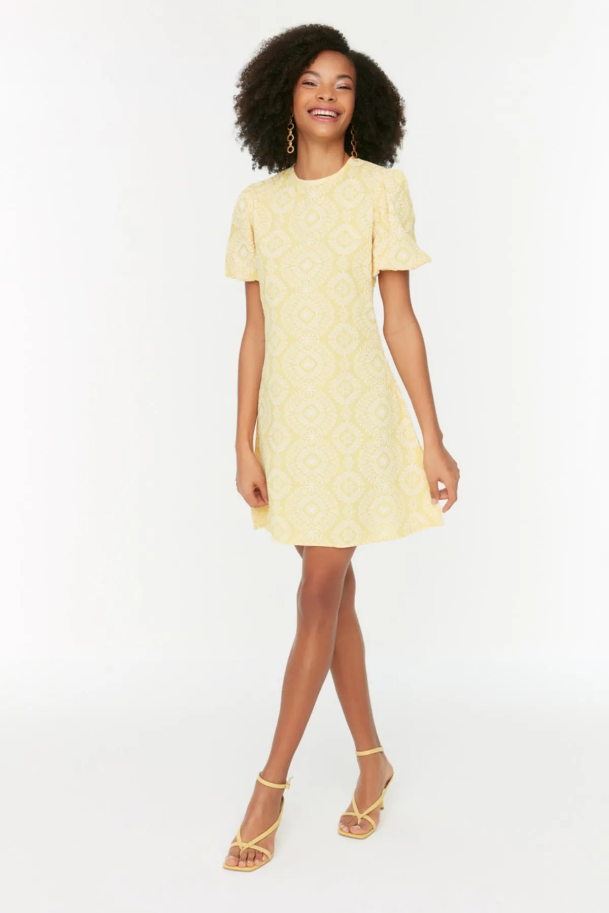 Trendyol Collection  Gelbes, besticktes, rückenfreies, gewebtes Kleid TWOSS22EL0917