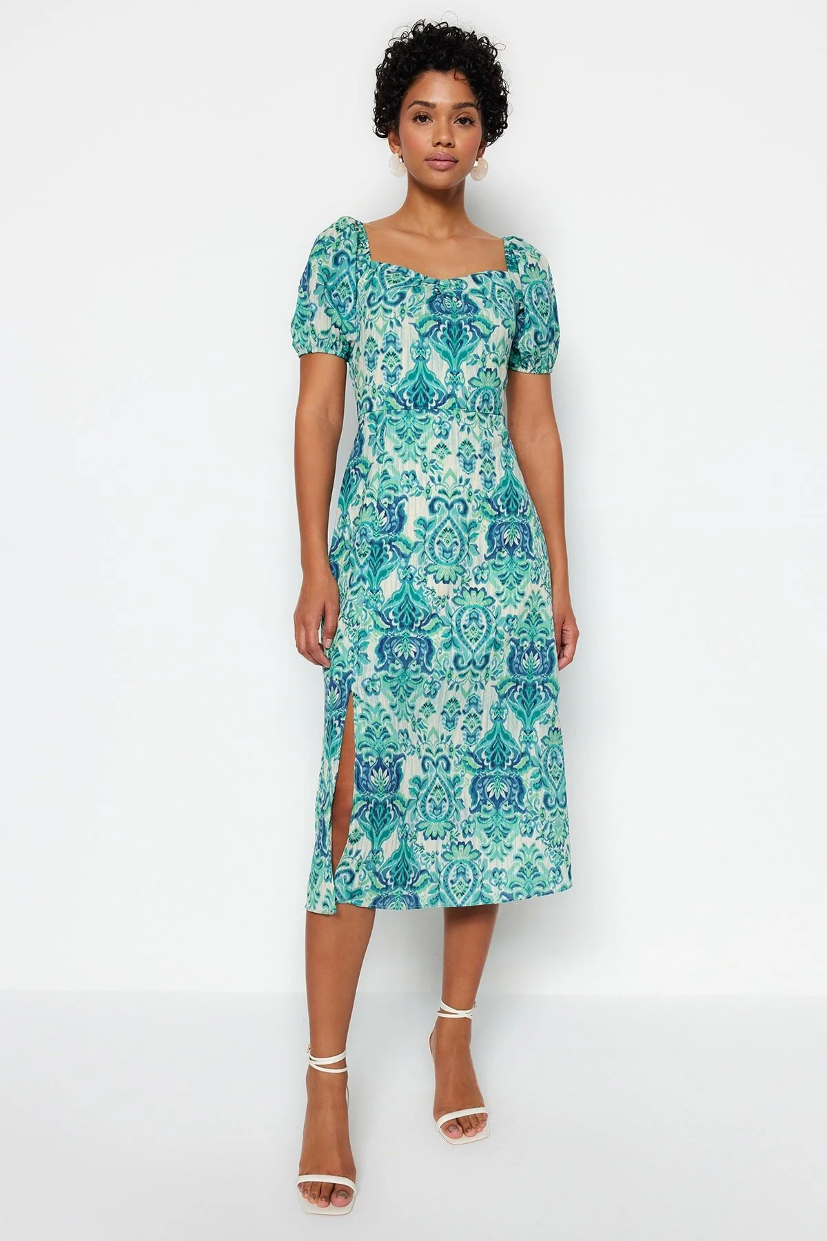 Trendyol Collection  Grünes gemustertes Midi-Webkleid mit quadratischem Ausschnitt und Schlitz TWOSS23EL01846
