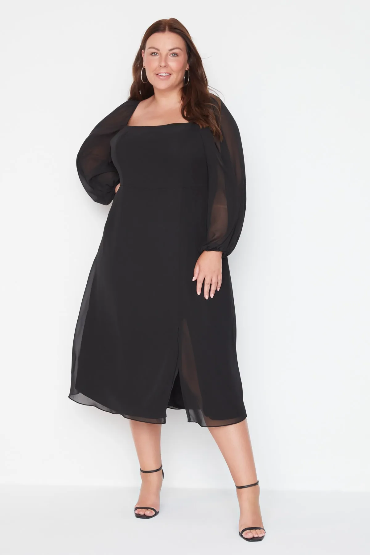 Trendyol Curve  Schwarzes A-Linien-Midikleid aus gewebtem Chiffon mit quadratischem Ausschnitt und Schlitz TBBAW23AH00107
