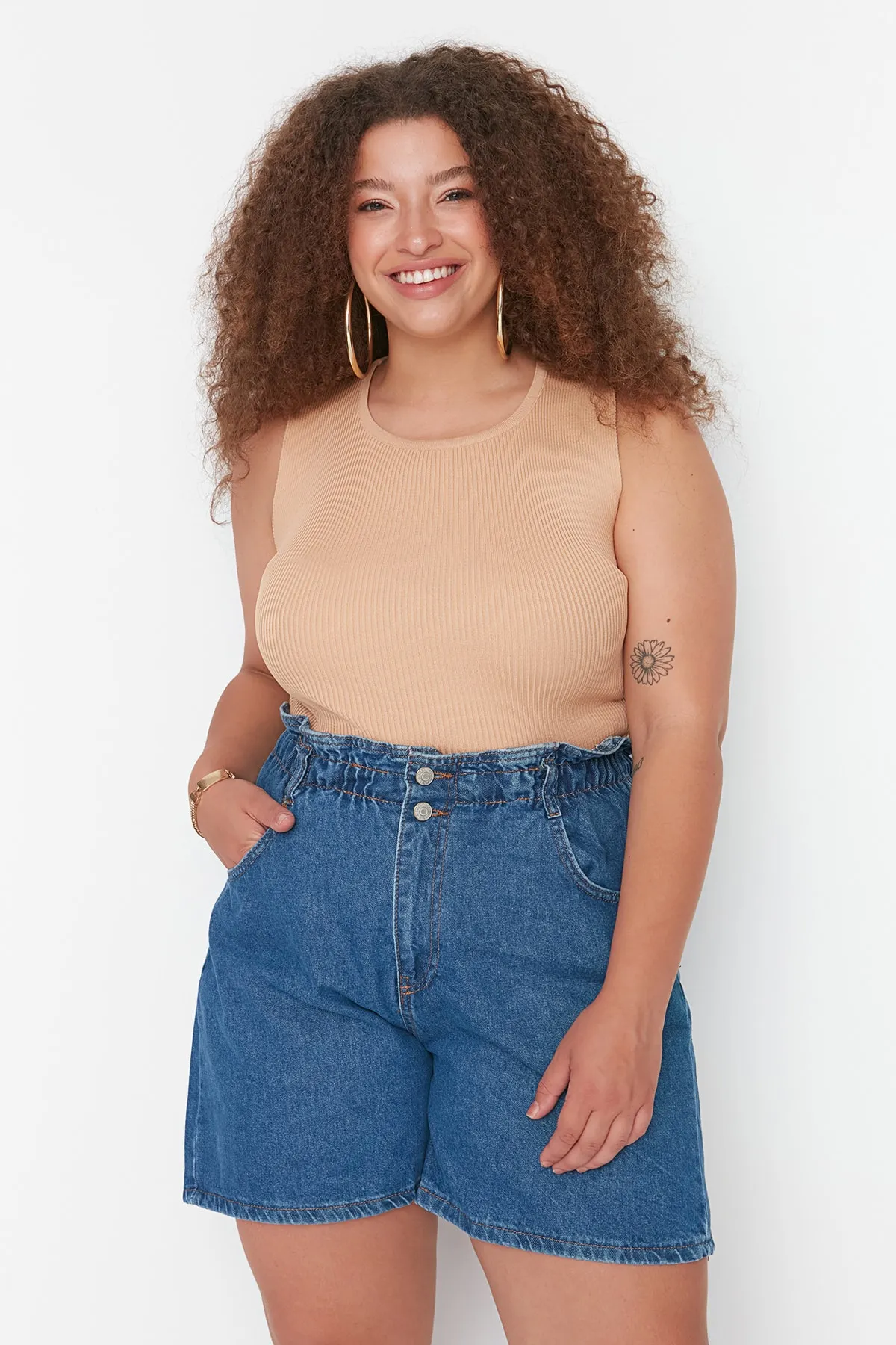 Trendyol Curve  Blaue Denim-Shorts mit hoher Taille, elastischem Bund und Knöpfen vorne und weitem Schnitt TBBSS22JE00015