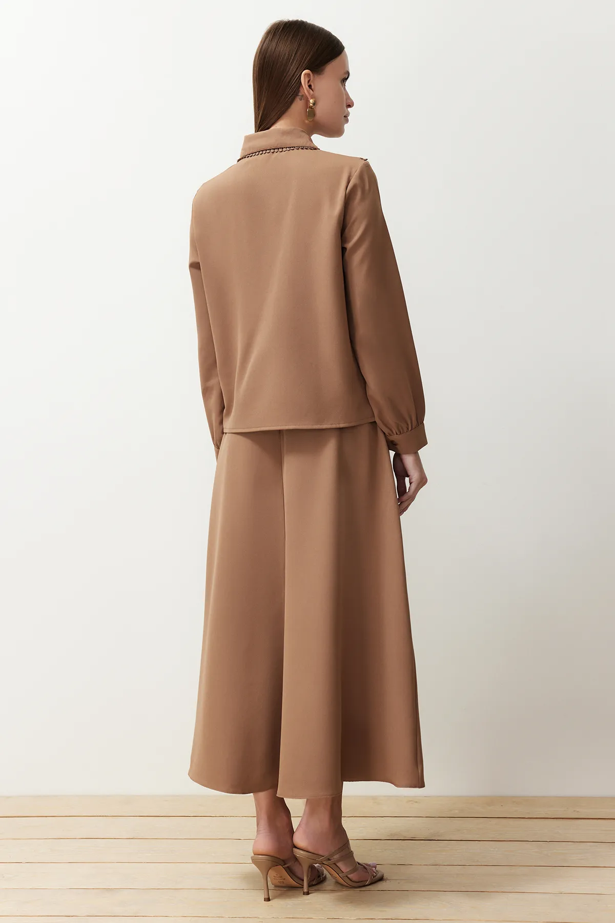 Trendyol Modest  Braunes Baby-Set aus gewebtem Ober- und Unterteil aus Rock und Tunika mit Kragen TCTSS24US00064