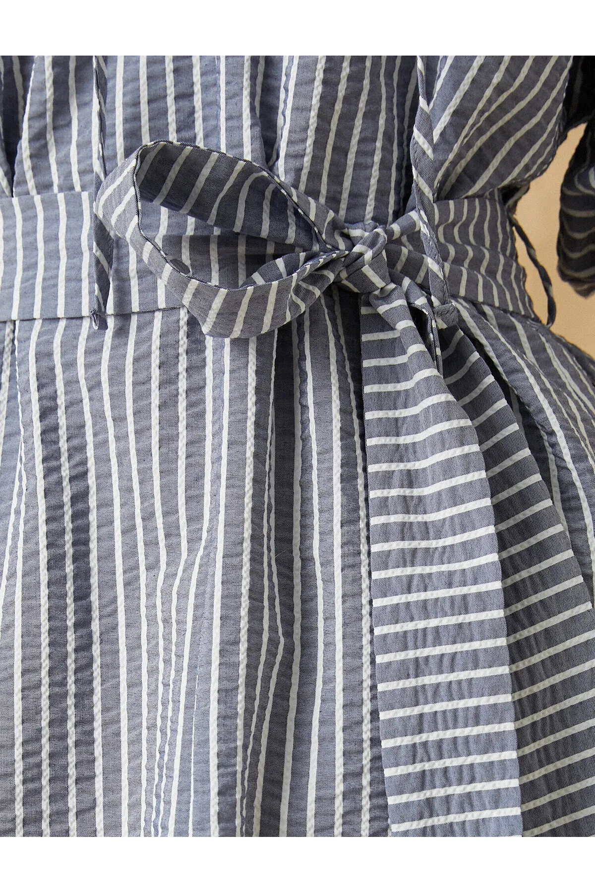 Koton  Gestreiftes Kleid mit kurzen Ballonärmeln und hohem Kragen und Gürteldetail