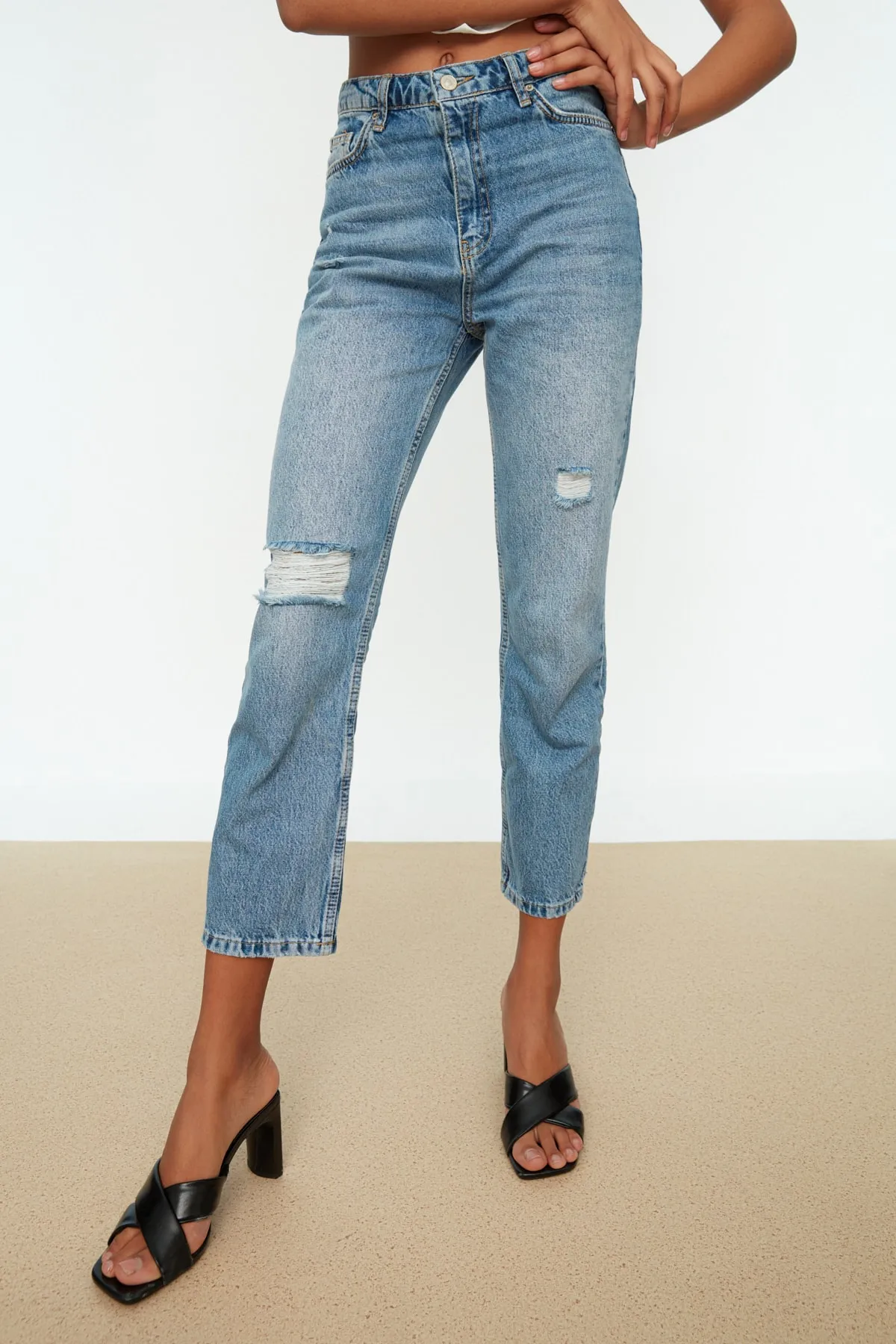 Trendyol Collection  Blaue, zerrissene Jeans mit hoher Taille und geradem Bein TWOSS22JE0431