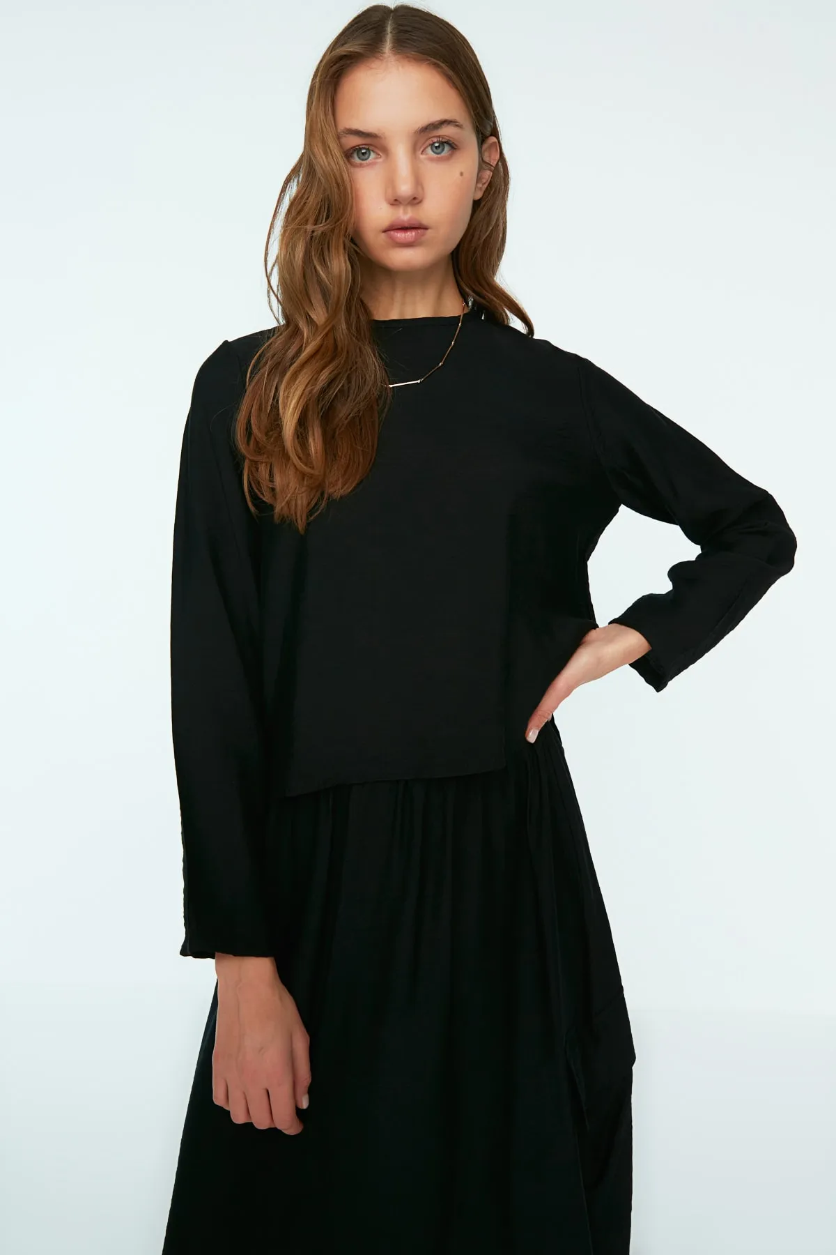 Trendyol Modest  Schwarzes Aerobin Bluse-Rock-Set mit Taschendetail TCTSS22US0087