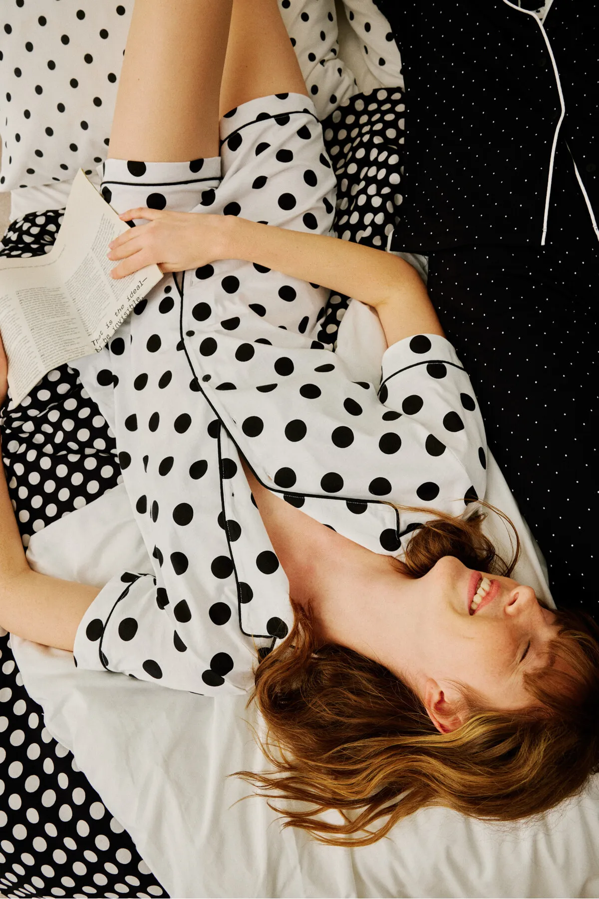 Penti  Schwarz gepunktetes Pyjama-Set mit weißen Hemd-Shorts