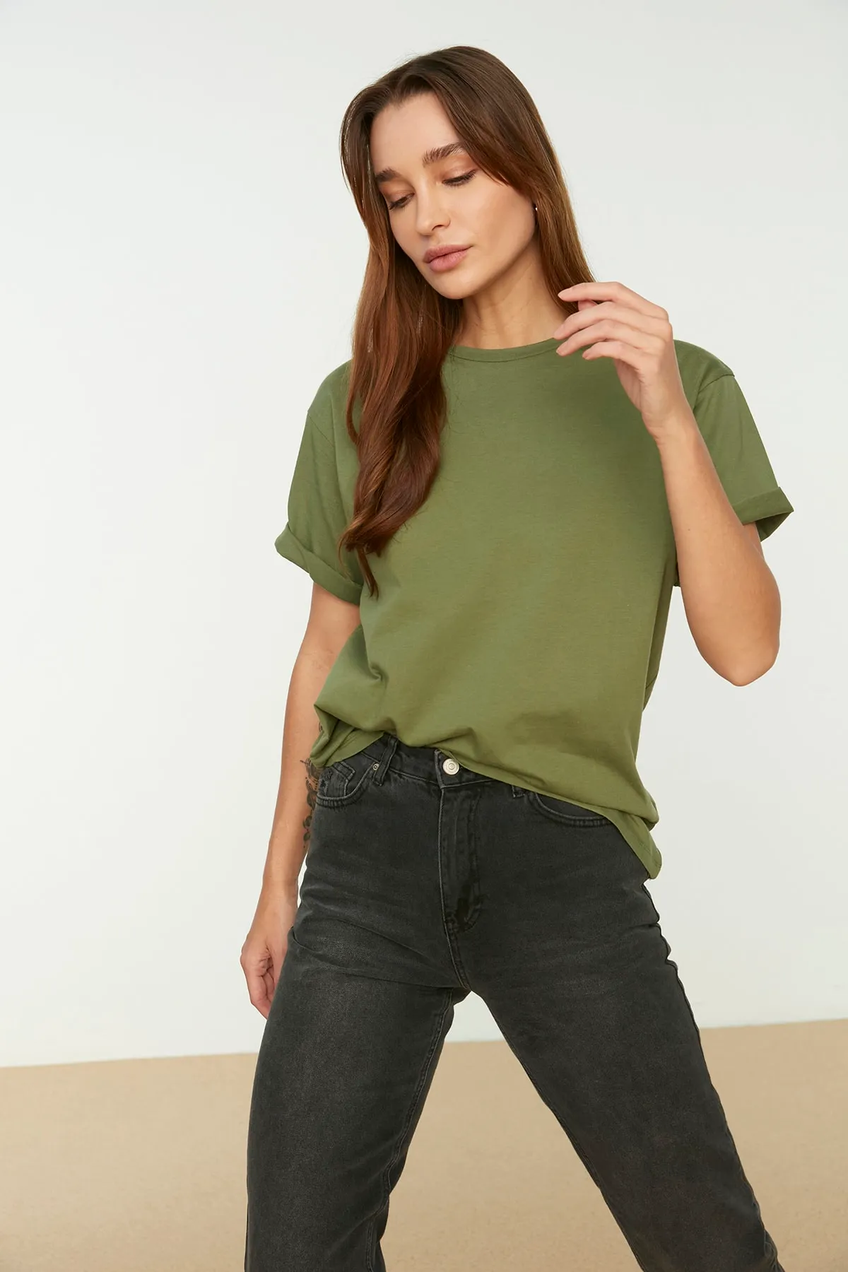 Trendyol Collection  Khakifarbenes T-Shirt mit Rundhalsausschnitt, 100 % Baumwolle, weite Passform - TWOSS20TS0134
