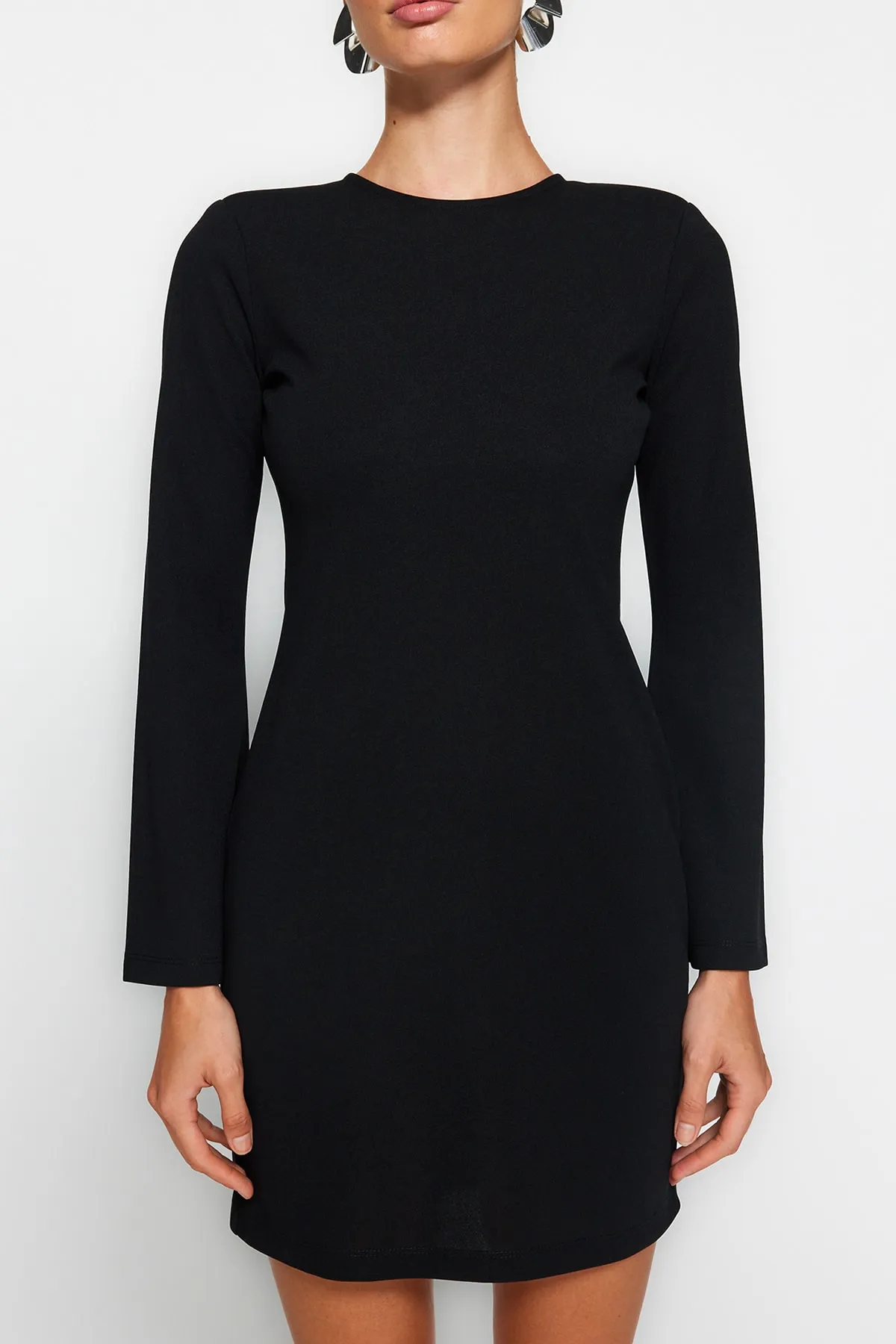 Trendyol Collection  Schwarzes rückenfreies, figurbetontes Mini-Bleistiftkleid aus Stretch-Strick mit spanischen Ärmeln TWOAW24EL00121