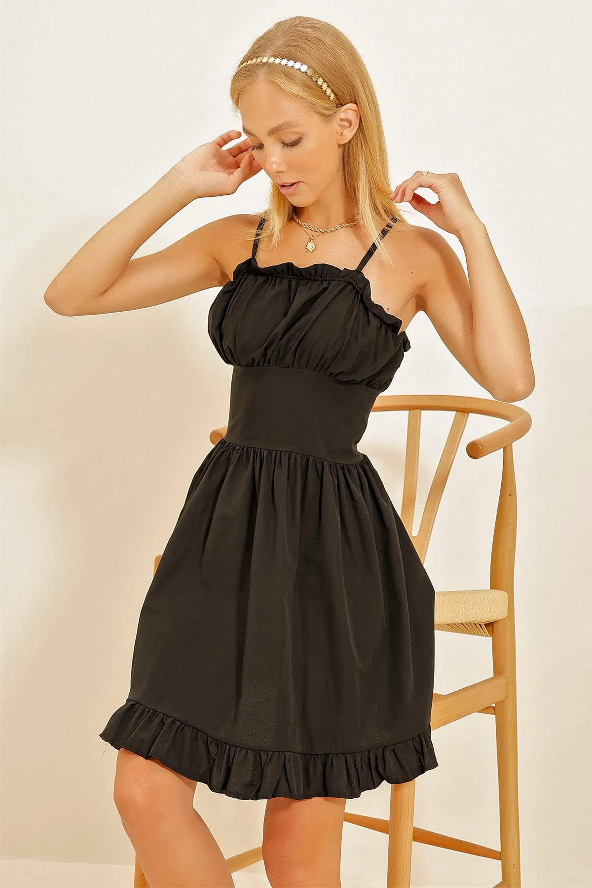 Trend Alaçatı Stili  Schwarzes, verstellbares Damenkleid aus Popeline mit Reißverschluss und Rüschen am Rücken ALC-X8855