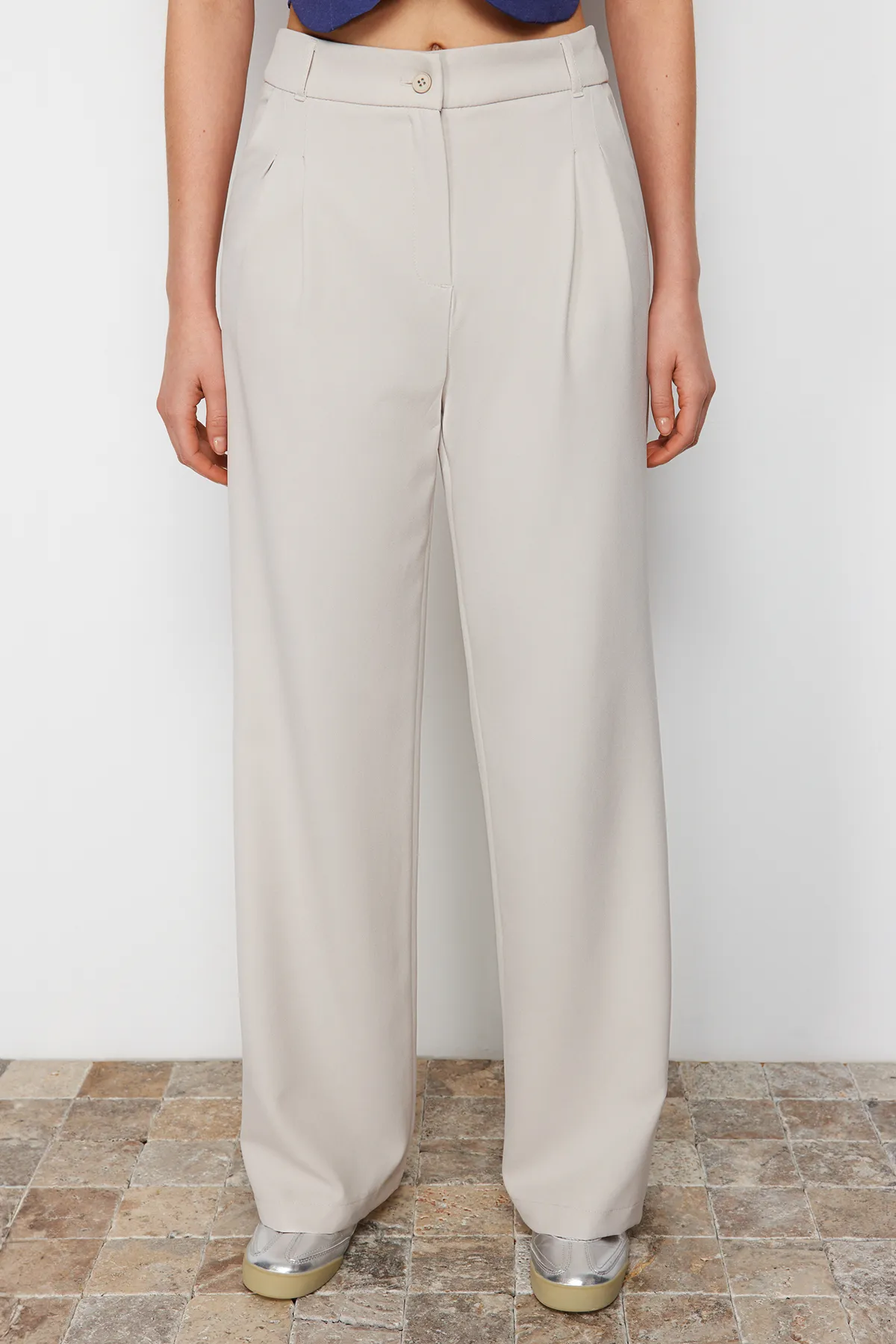 Trendyol Collection  Nerzfarbene, gewebte Hose mit hoher Taille und weitem Bein und Plissee-Muster TWOSS24PL00114