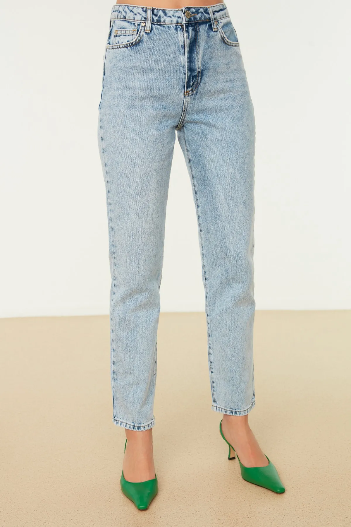 Trendyol Collection  Hellblaue Bootcut-Jeans mit hoher Taille TWOSS21JE0035