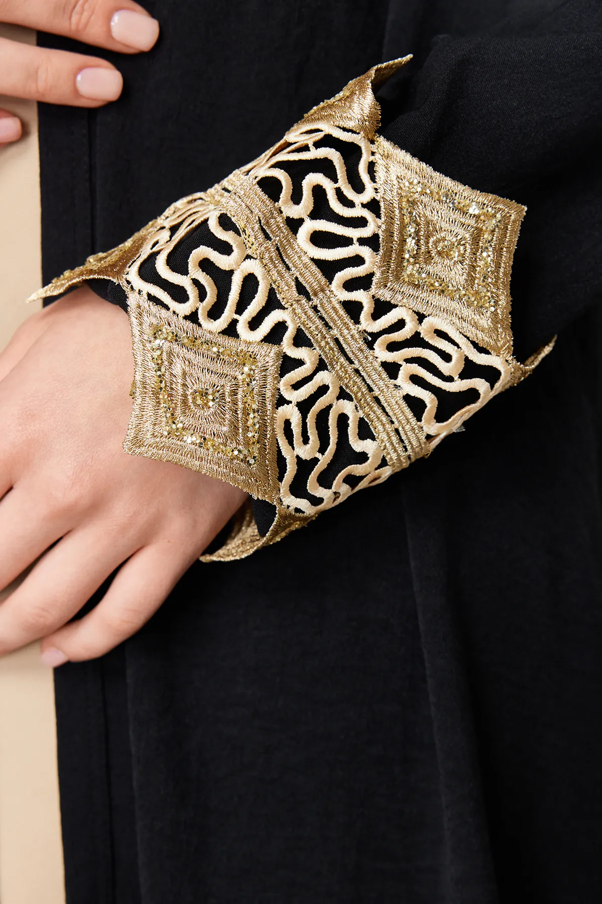 Trendyol Modest  Schwarze, goldfarbene, gewebte Aerobin-Kappe und Ferace und Abaya mit Brode-Detail aus Stein TCTSS24KF00031