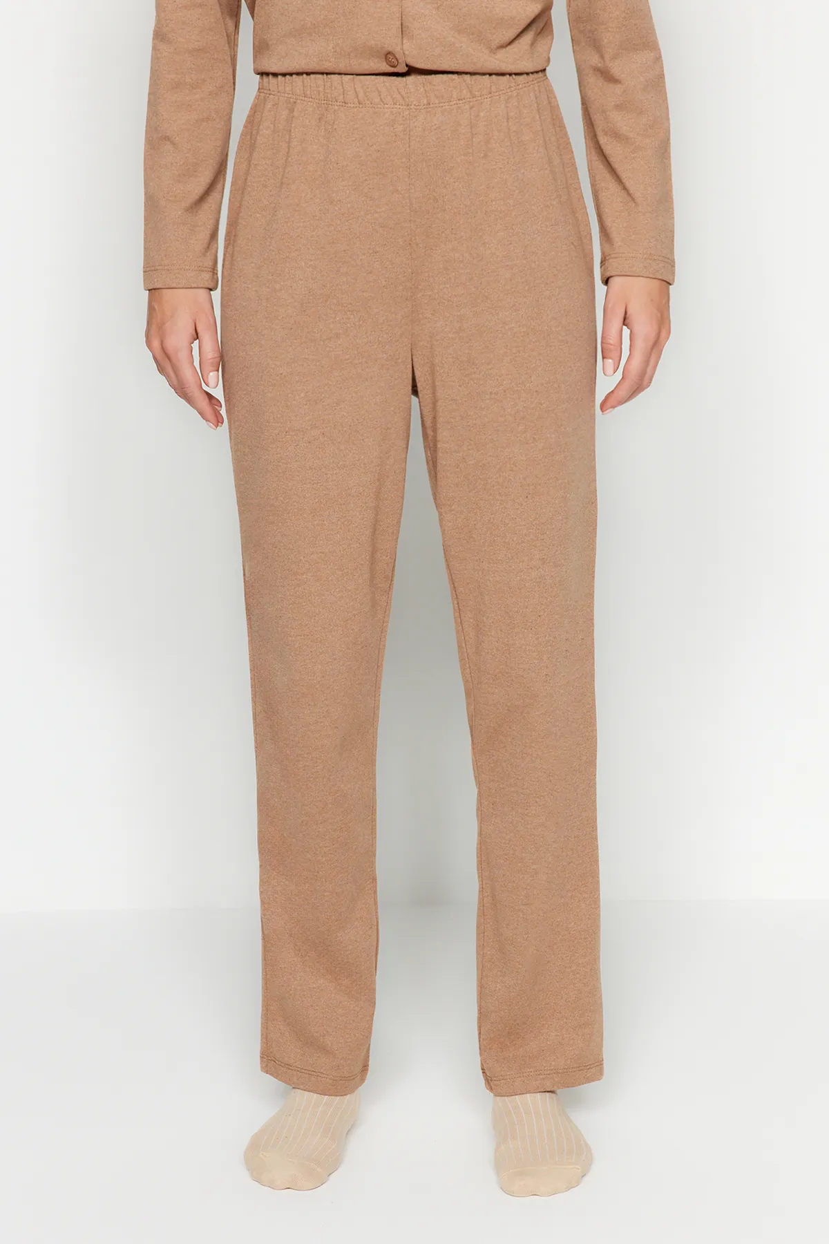 Trendyol Collection  Braunes, gestricktes Pyjama-Set mit Hemd und Hose aus Baumwolle mit Katzenmuster THMAW24PT00008
