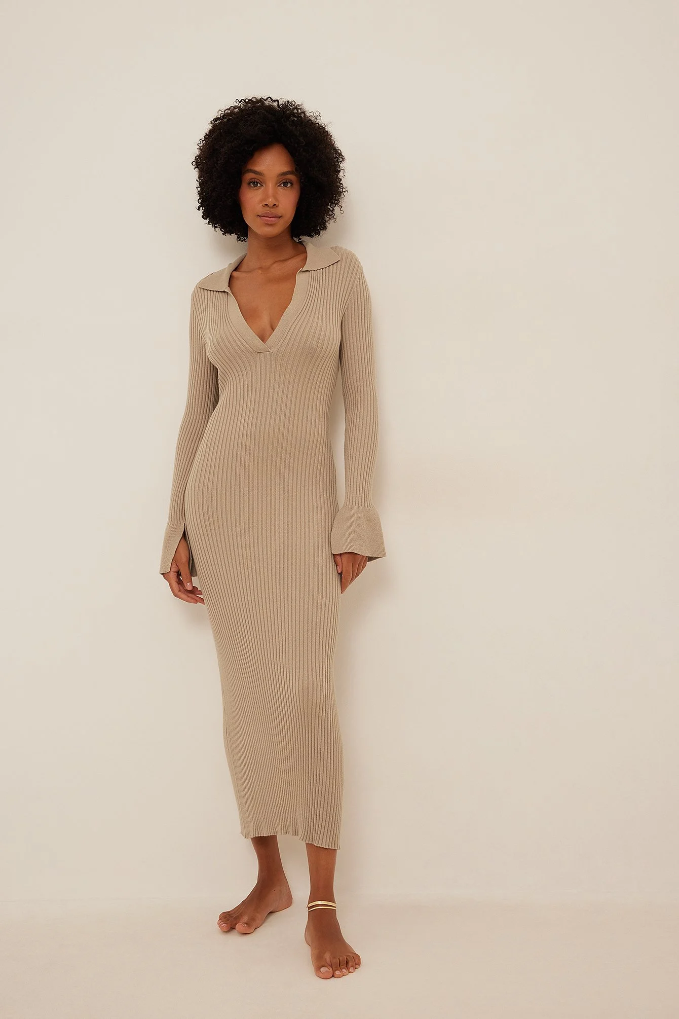 Rippenstrick-Kleid mit Trompetenärmeln