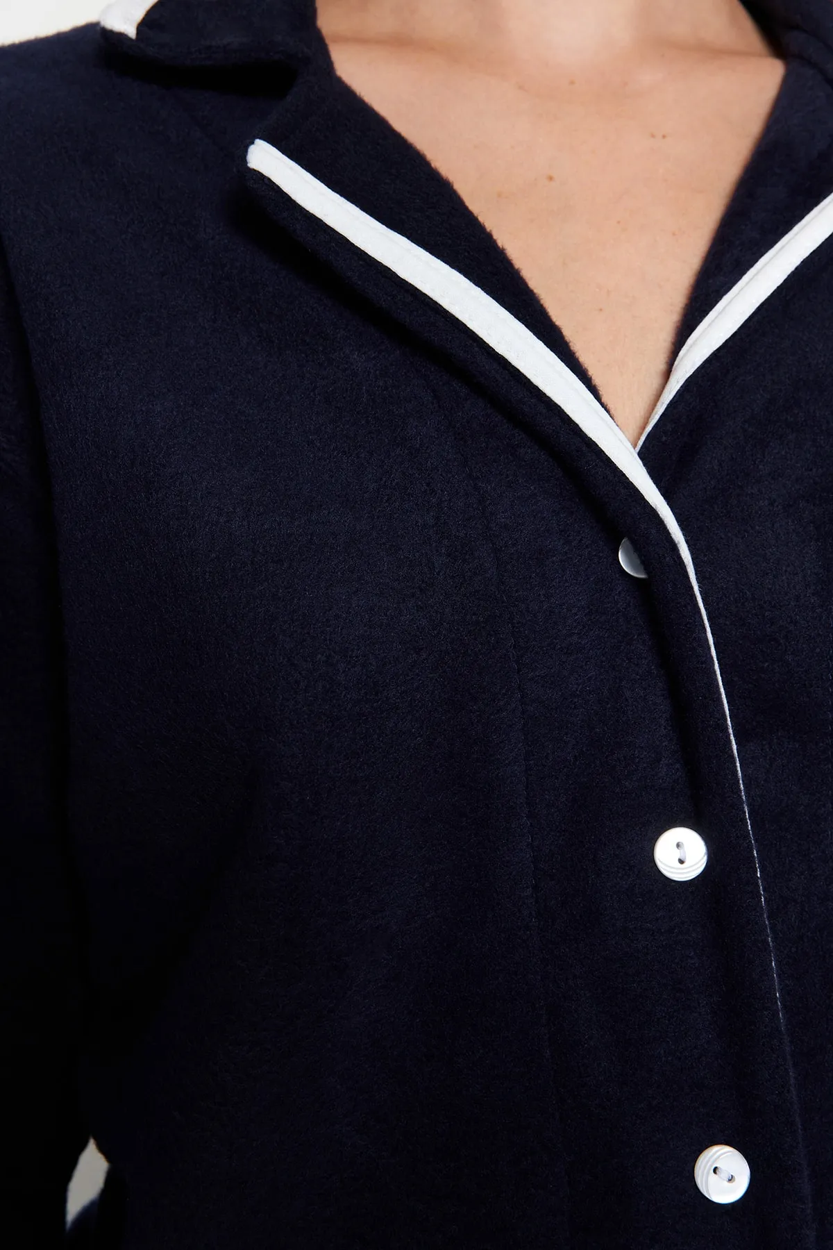 Trendyol Collection  Marineblaues Pyjama-Set aus dickem Strick mit Paspelierung und Schlafbändern THMAW22PT0357