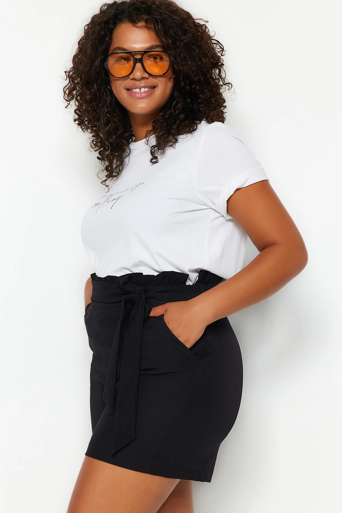Trendyol Curve  Schwarze Finike Carrot Woven Shorts & Bermuda TBBSS23AP00018