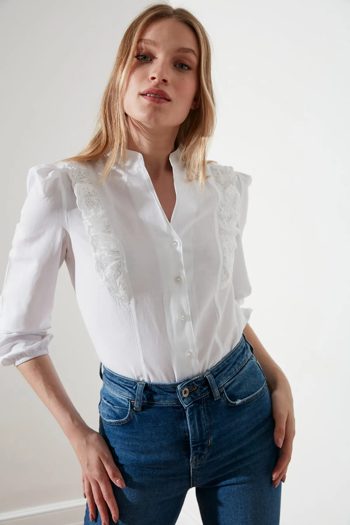 Trendyol Collection  Weißes Spitzenhemd aus Baumwolle - Regular Fit TWOSS20GO0044