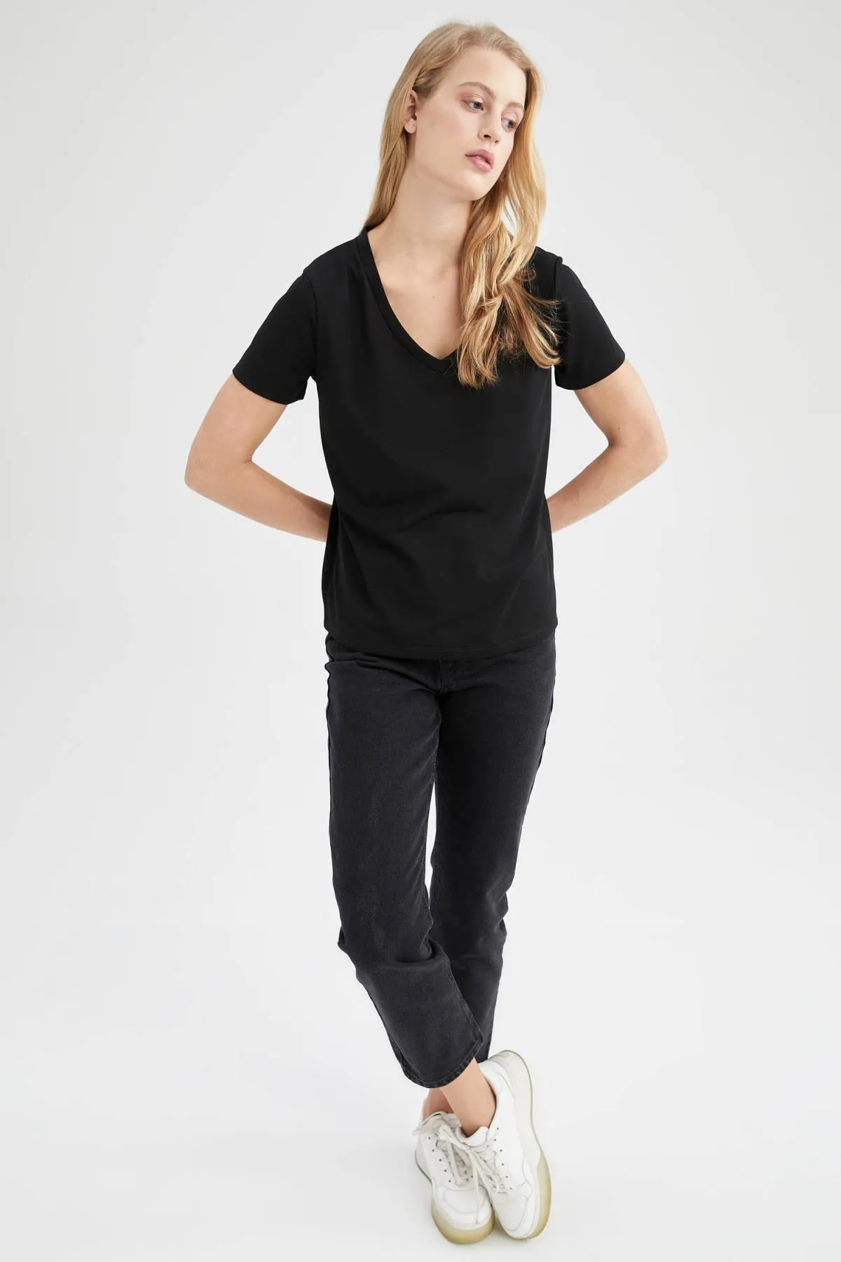DeFacto  Kurzarm-T-Shirt mit normaler Passform und V-Ausschnitt W9204az22sm