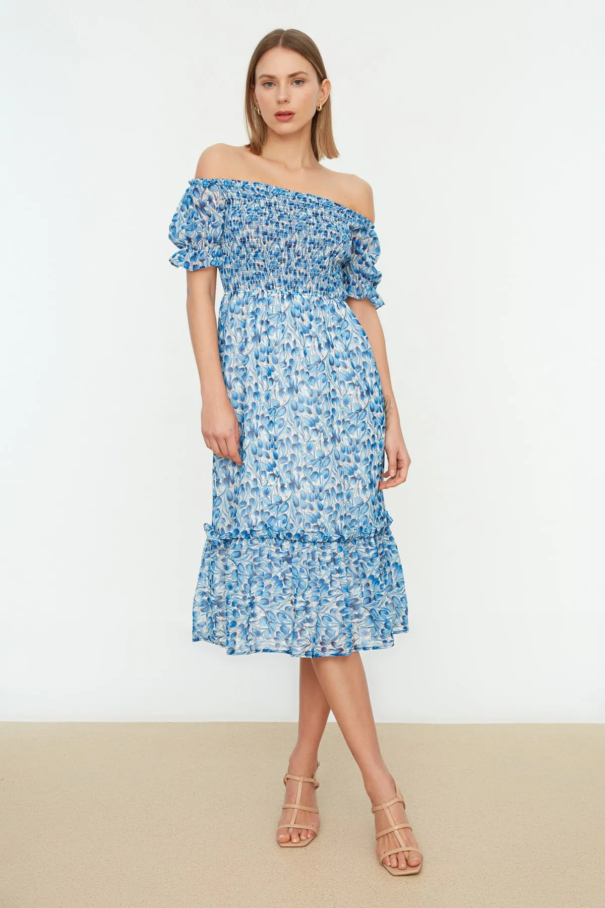 Trendyol Collection  Blaues, florales, Taillenöffnungs-Chiffon-gefüttertes Gimped-Midi-Webkleid TWOSS22EL0813