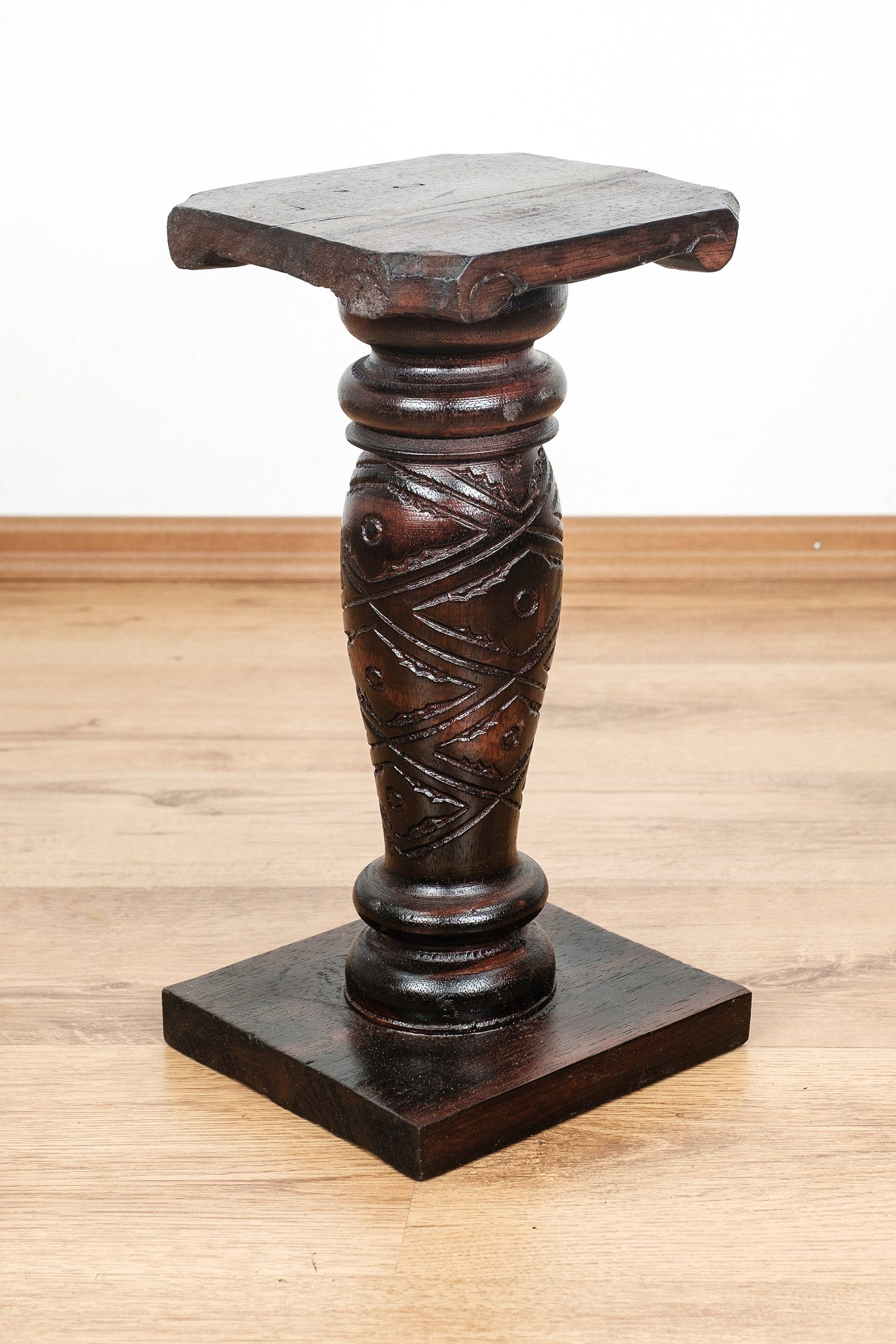 livasia Dekosäule Balinesische Säule aus Holz gemustert, handgefertigt, antik
