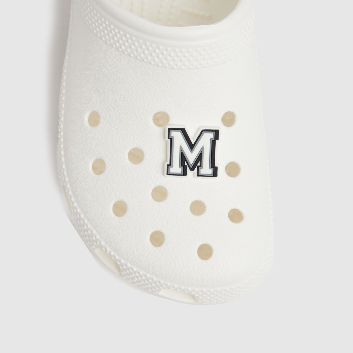 Crocs vit & svart jibbitz bokstav m