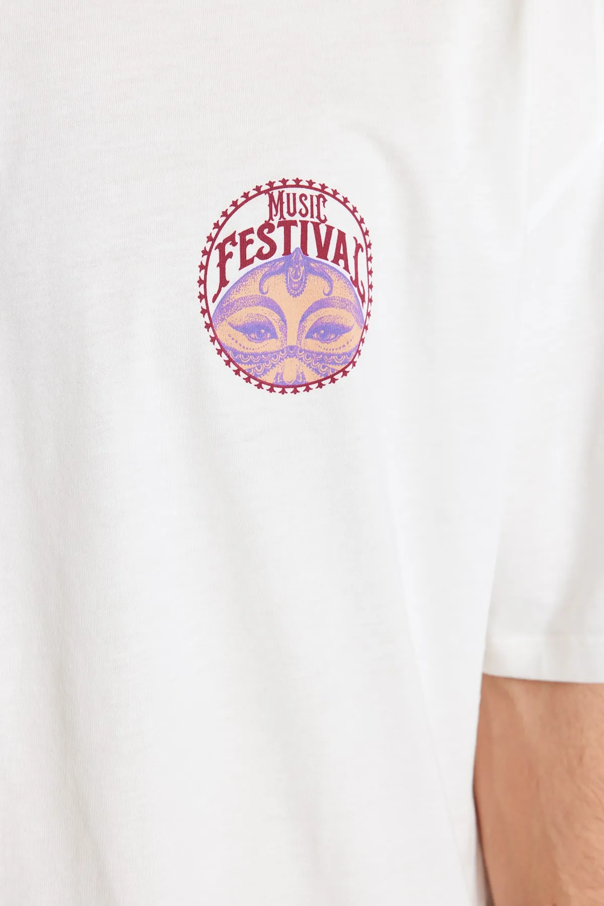 Trendyol Collection  Unisex-T-Shirt aus 100 % Baumwolle mit Ethno-Rückendruck in Übergröße/Weitschnitt TMNSS23TS00212