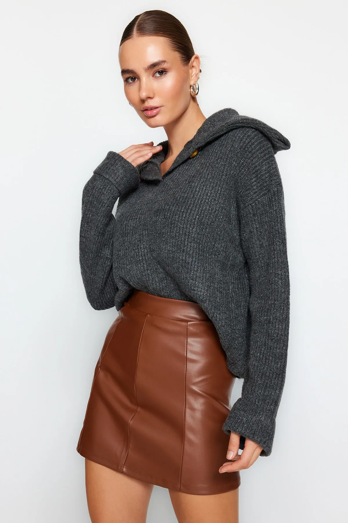 Trendyol Collection  Brauner Mini-Strickrock aus Kunstleder mit hoher Taille TWOAW24ET00154