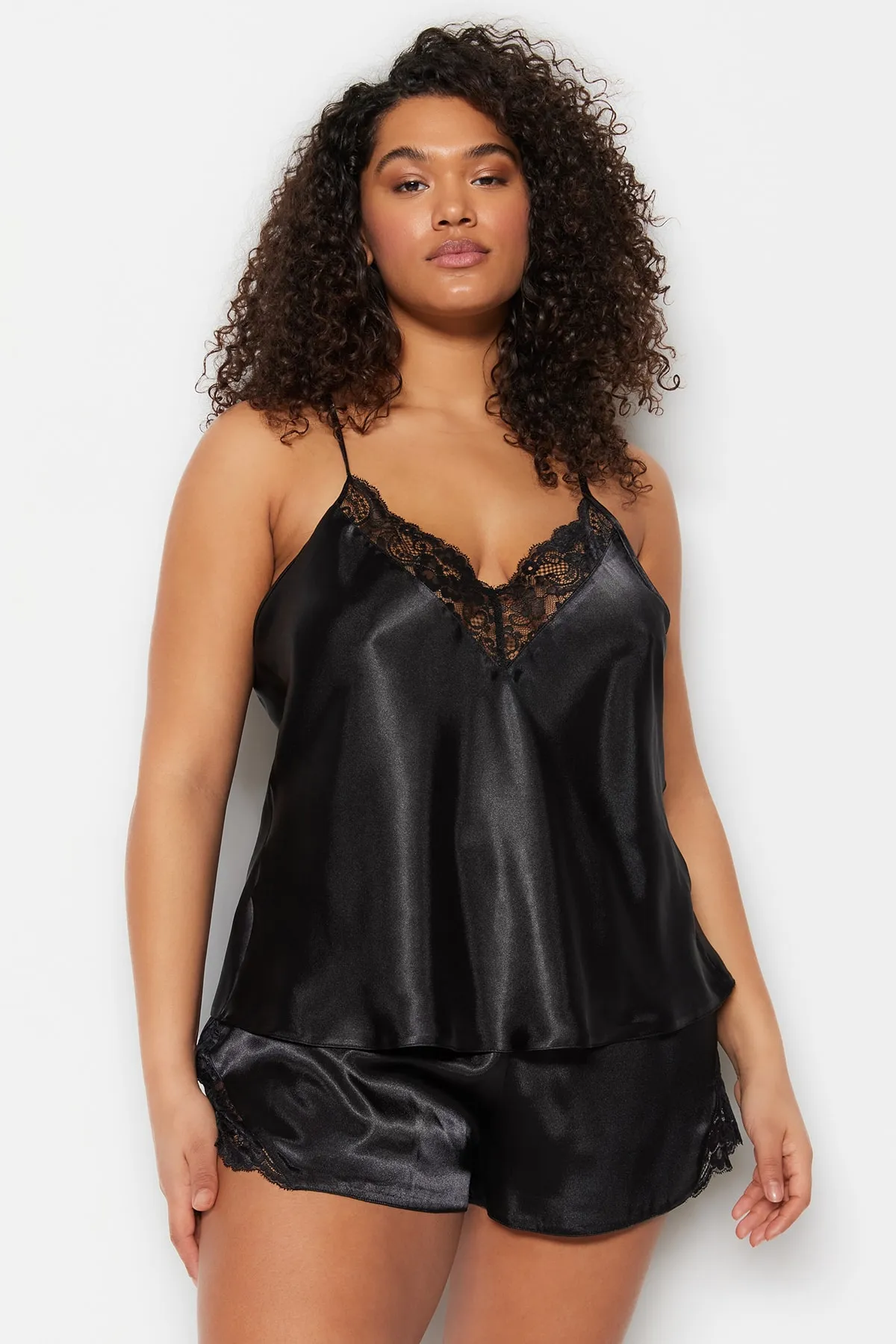 Trendyol Curve  Schwarzes Pyjama-Set aus gewebtem Satin mit Spitzendetails TBBSS23AI00020