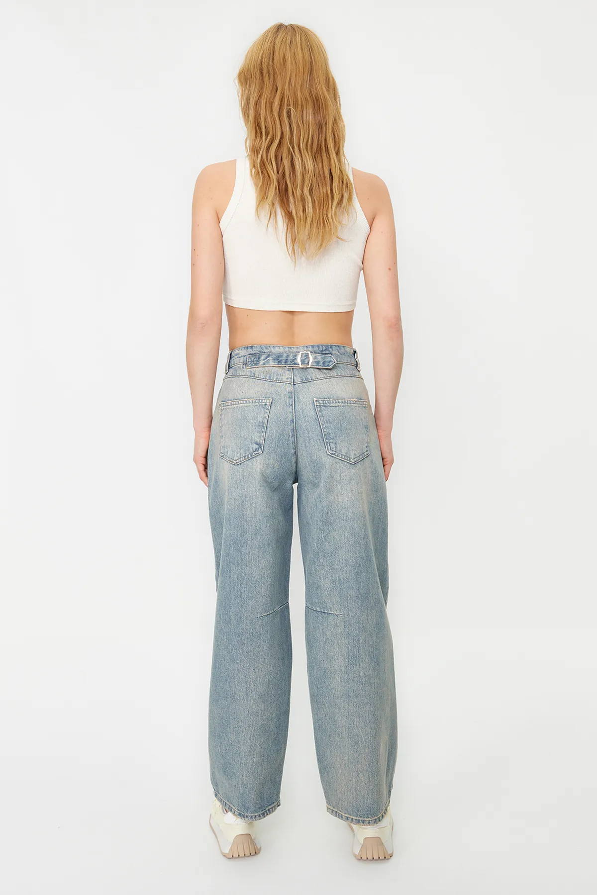 Trendyol Collection  Blaue, mit Nähten und Details versehene Barrel-Jeans mit hoher Taille TWOSS24JE00013