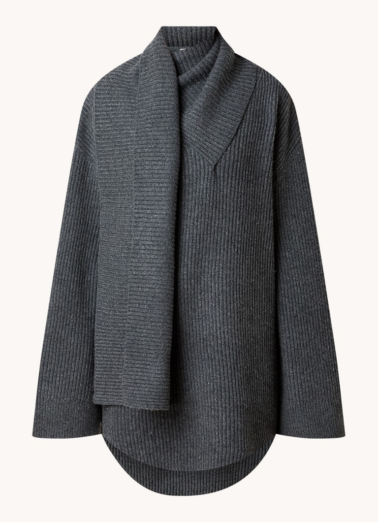 TOTEME Ylisuuri, uurrettu villaneule, jossa epäsymmetrinen yksityiskohta