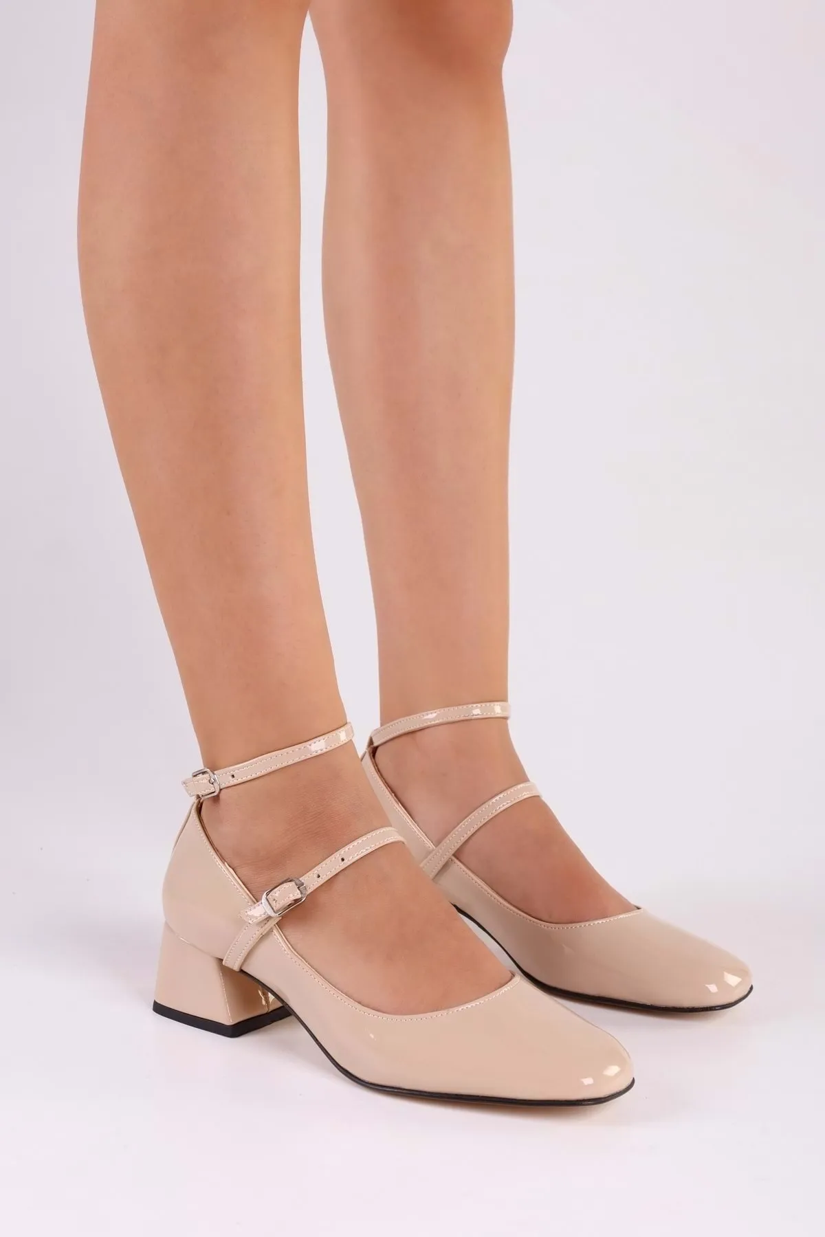 Shoeberry  Damen-Schuhe „Linnie Ten“ aus Lackleder mit dickem Absatz, hellbraunes Lackleder