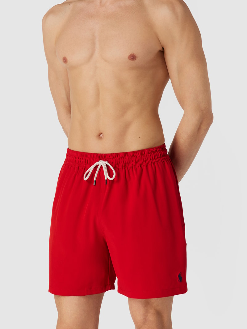 Badehose mit kontrastiven Details in rot