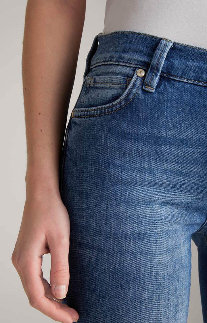 Jeans in Medium Blue Washed