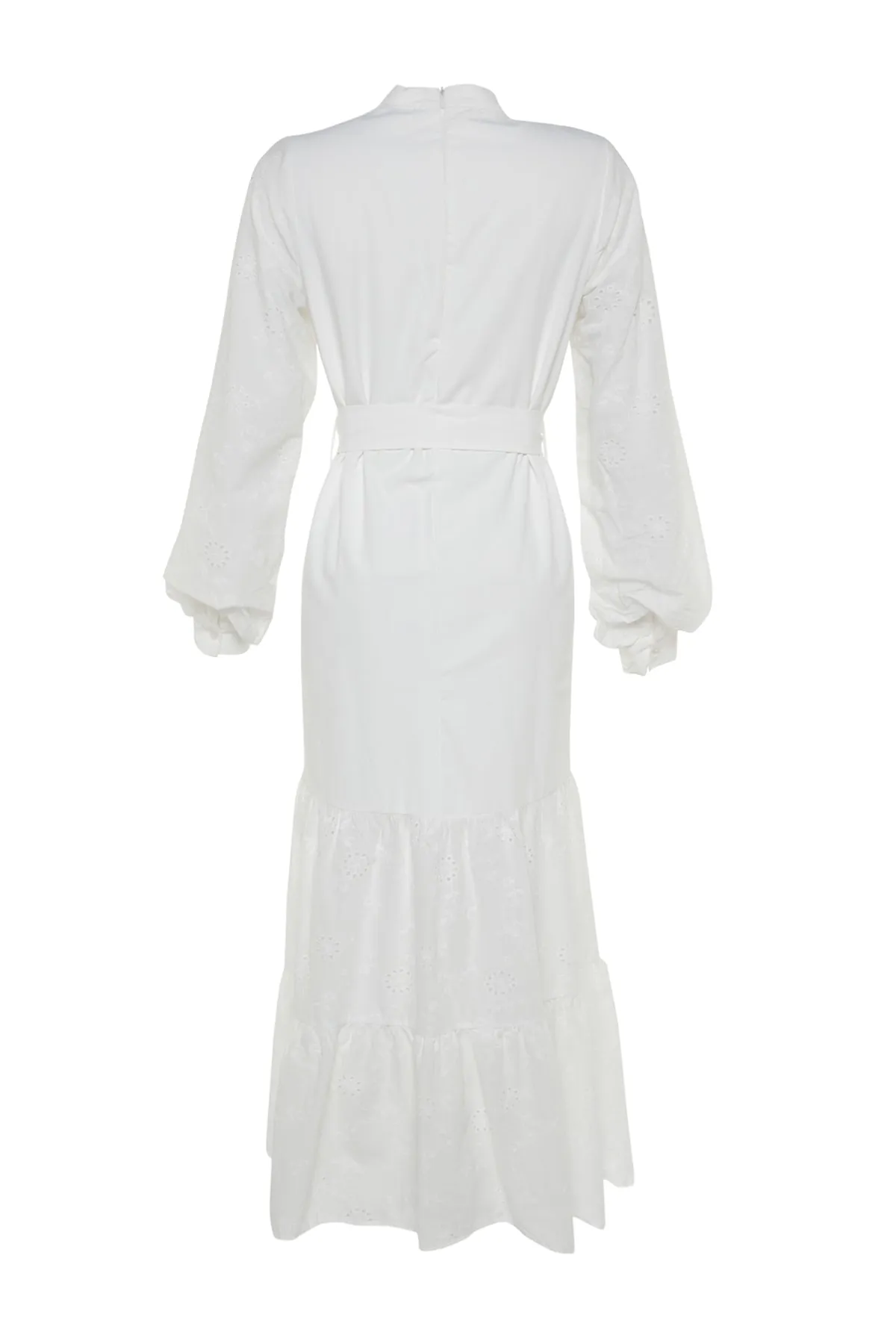 Trendyol Modest  Weißes, gefüttertes, gewebtes Kleid mit Stickereidetails an Ärmeln und Röcken TCTSS23EB00080