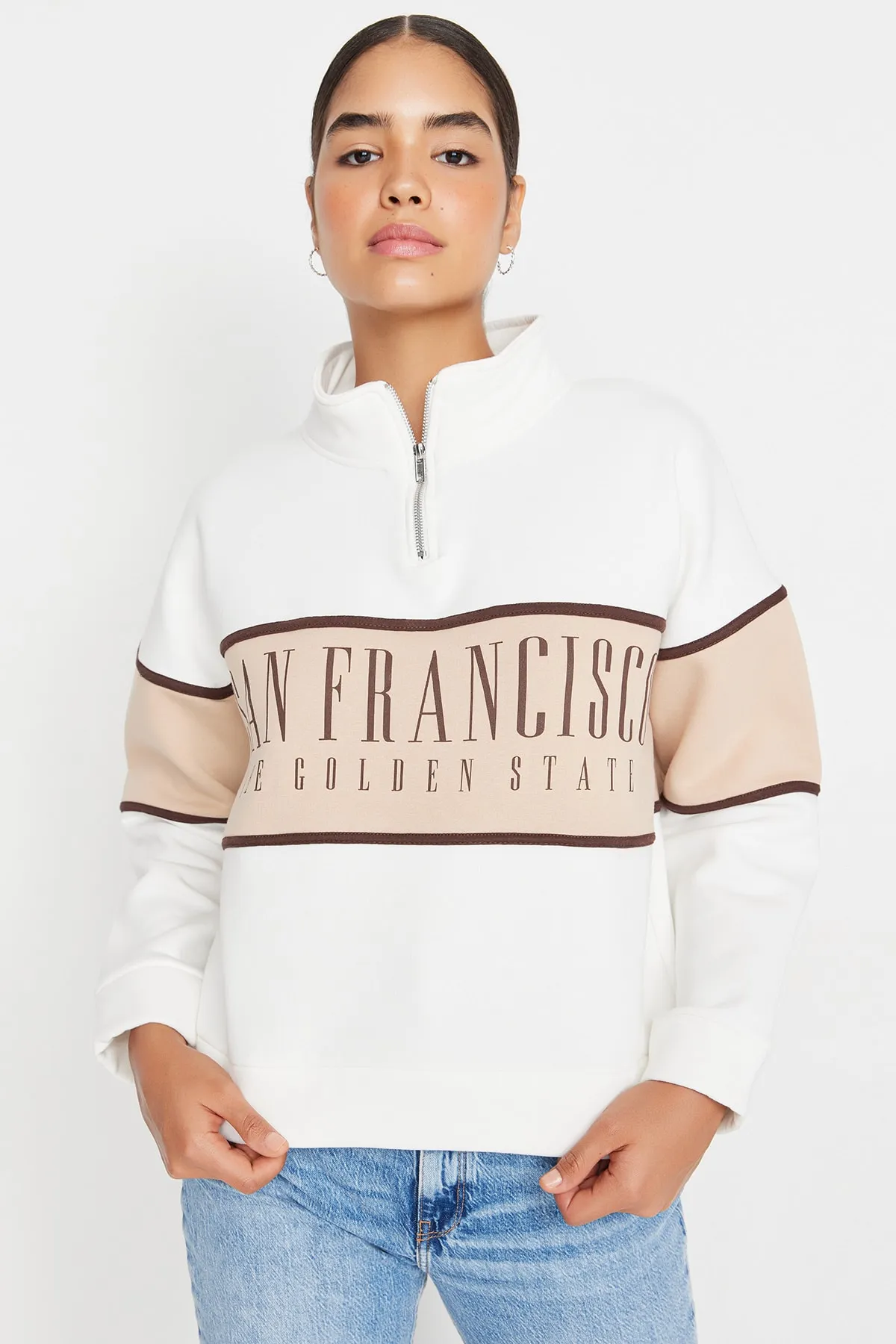 Trendyol Collection  Ecru Basic Bedrucktes Sweatshirt aus dickem Fleece-Strick TWOAW23SW00117