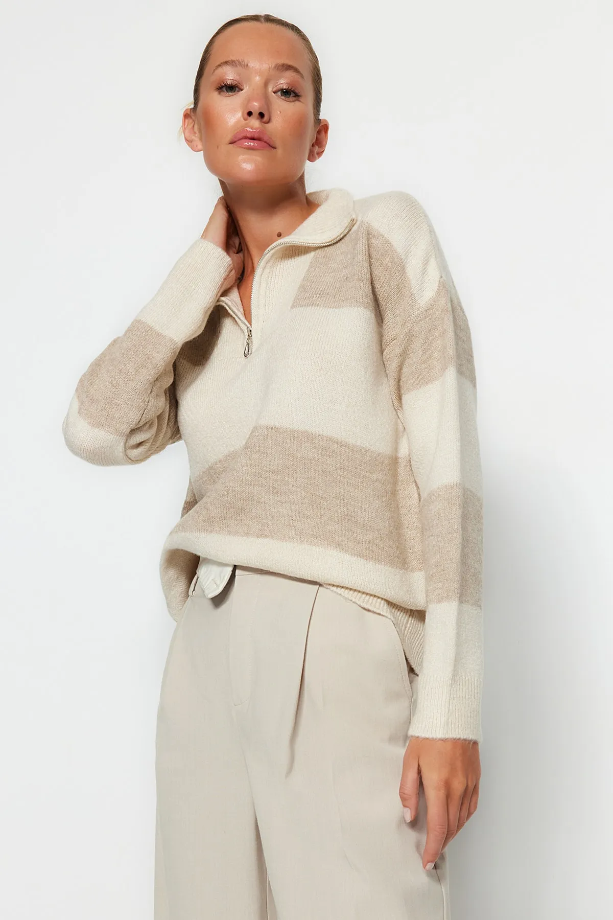 Trendyol Collection  Beiger weich strukturierter Strickpullover mit Stehkragen und Reißverschluss TWOAW22KZ0424