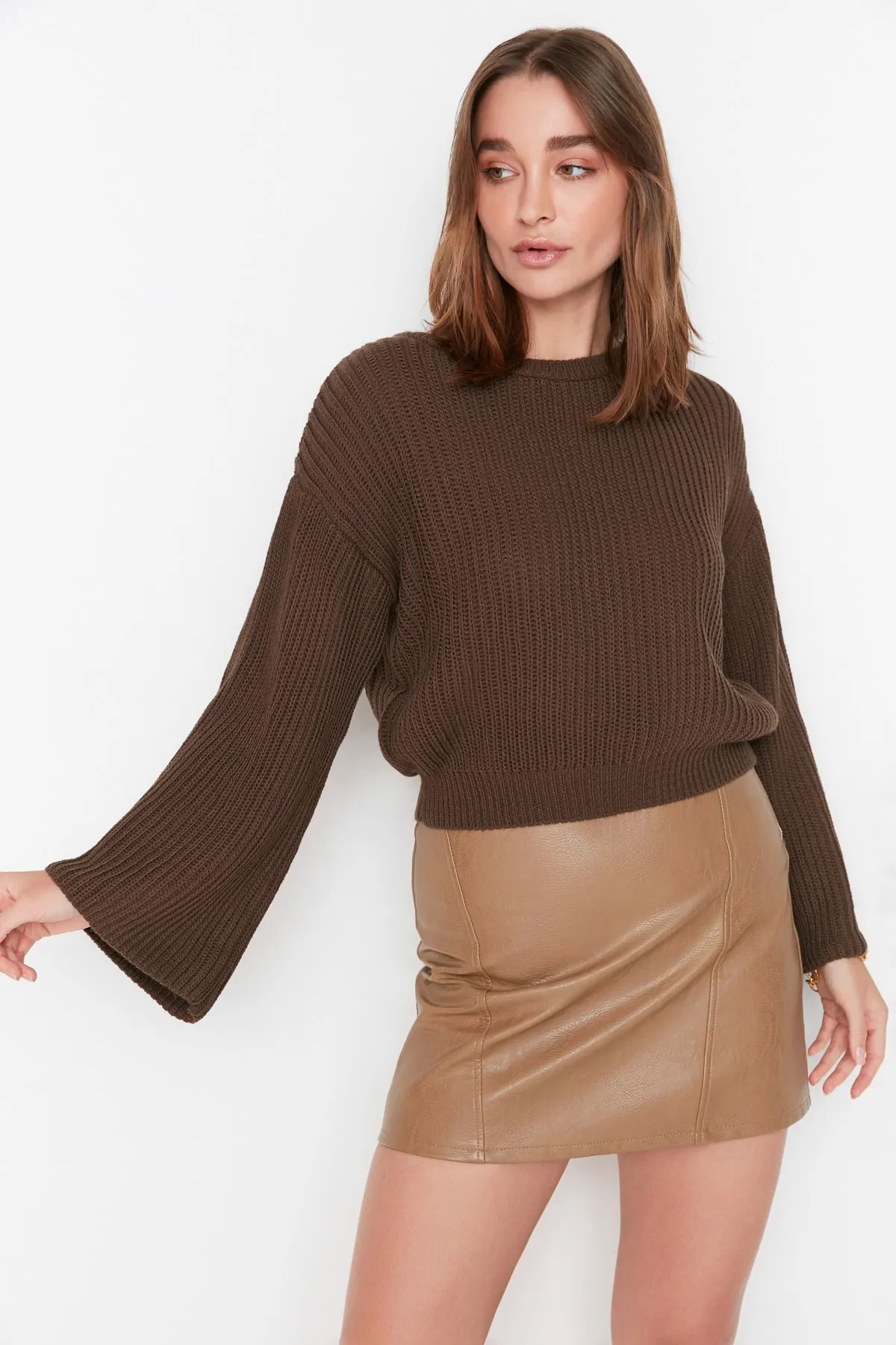 Trendyol Collection  Brauner kurzer Strickpullover mit spanischen Ärmeln TWOAW20KZ0743