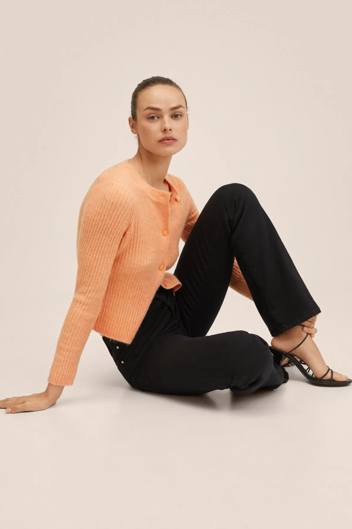 MANGO  Damenjeans aus schwarzem Denim 27003278