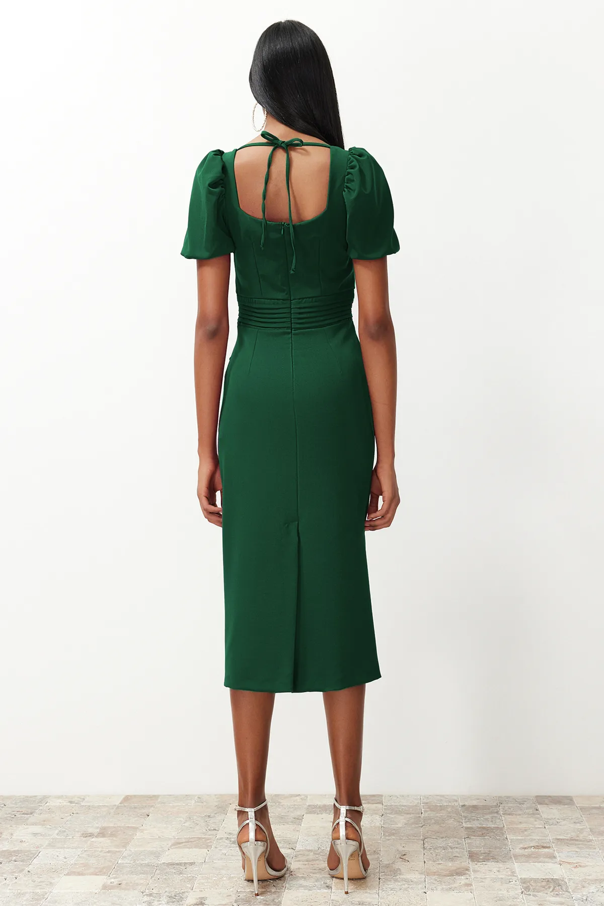 Trendyol Collection  Smaragdgrünes, figurbetontes Webkleid mit Taillendetail TPRSS24EL00158